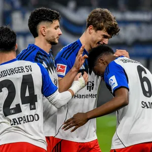 Albert Sambi Lokonga wird bejubelt