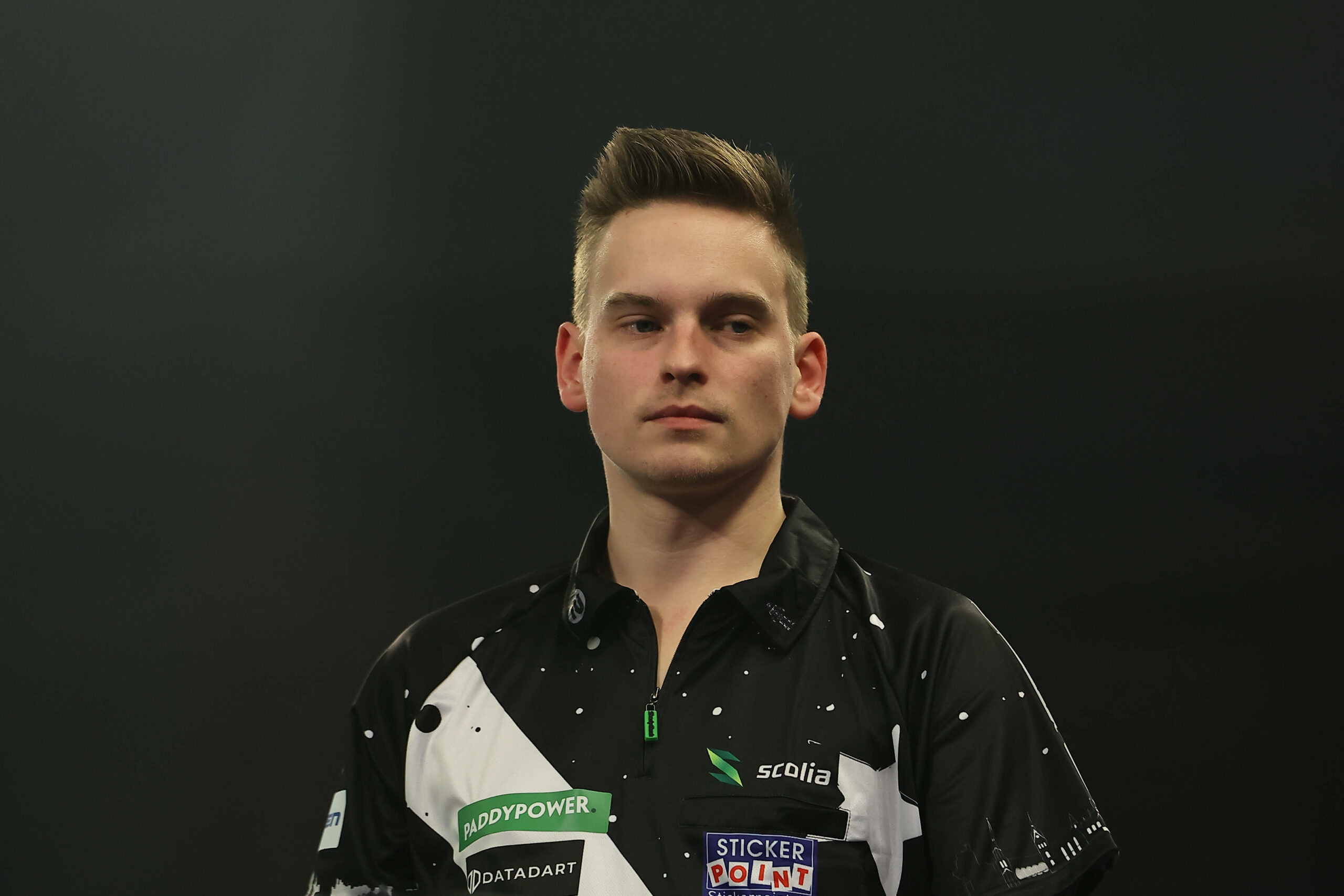 Darts-Profi Ricardo Pietreczko schaut ernst