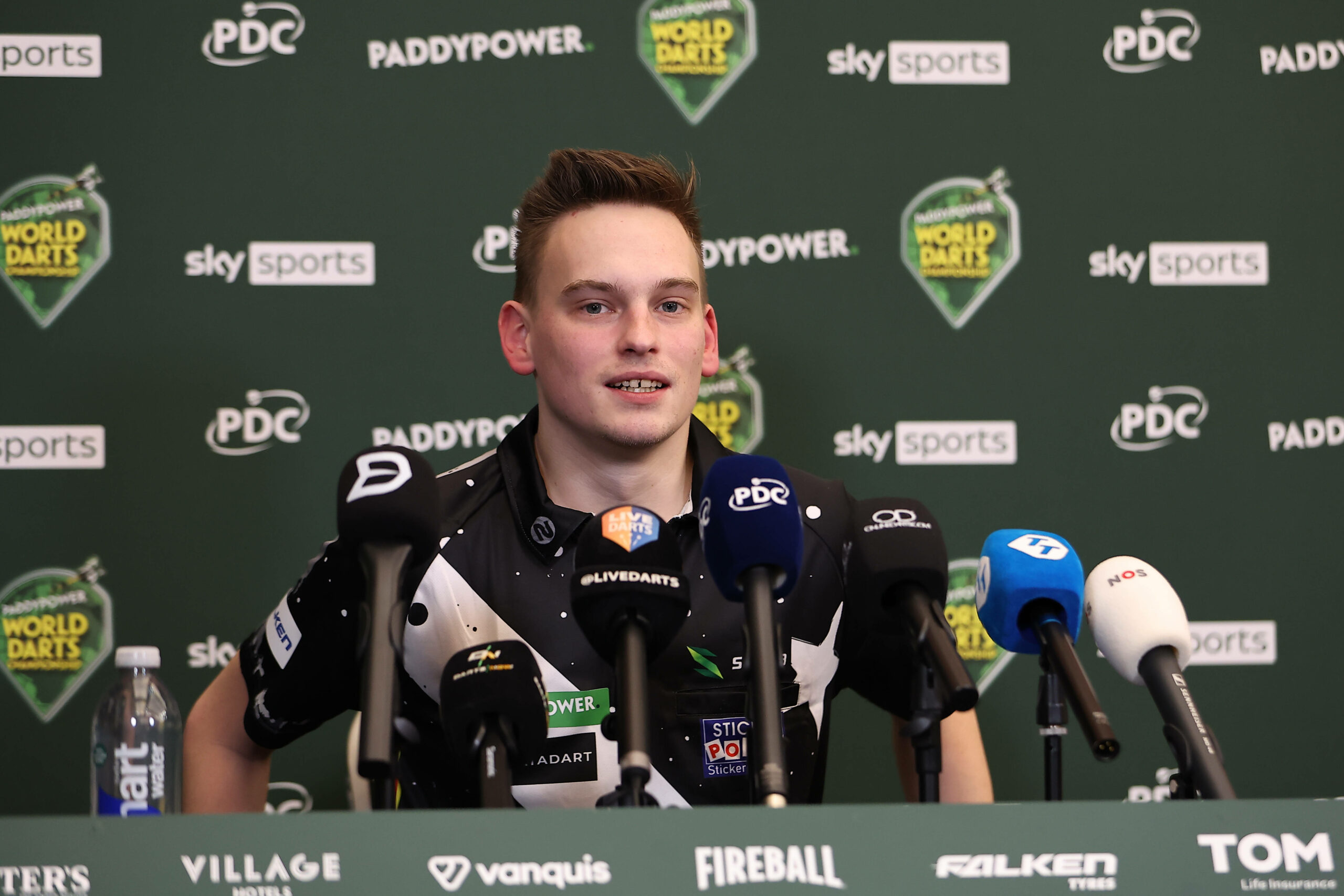 Ricardo Pietreczko auf einer Pressekonferenz