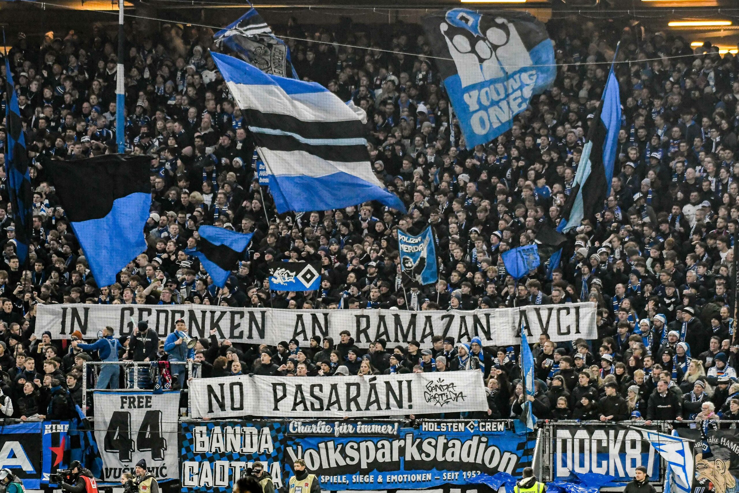 HSV-Fans auf der Nordtribüne gedenken Ramazan Avci mit einem Banner