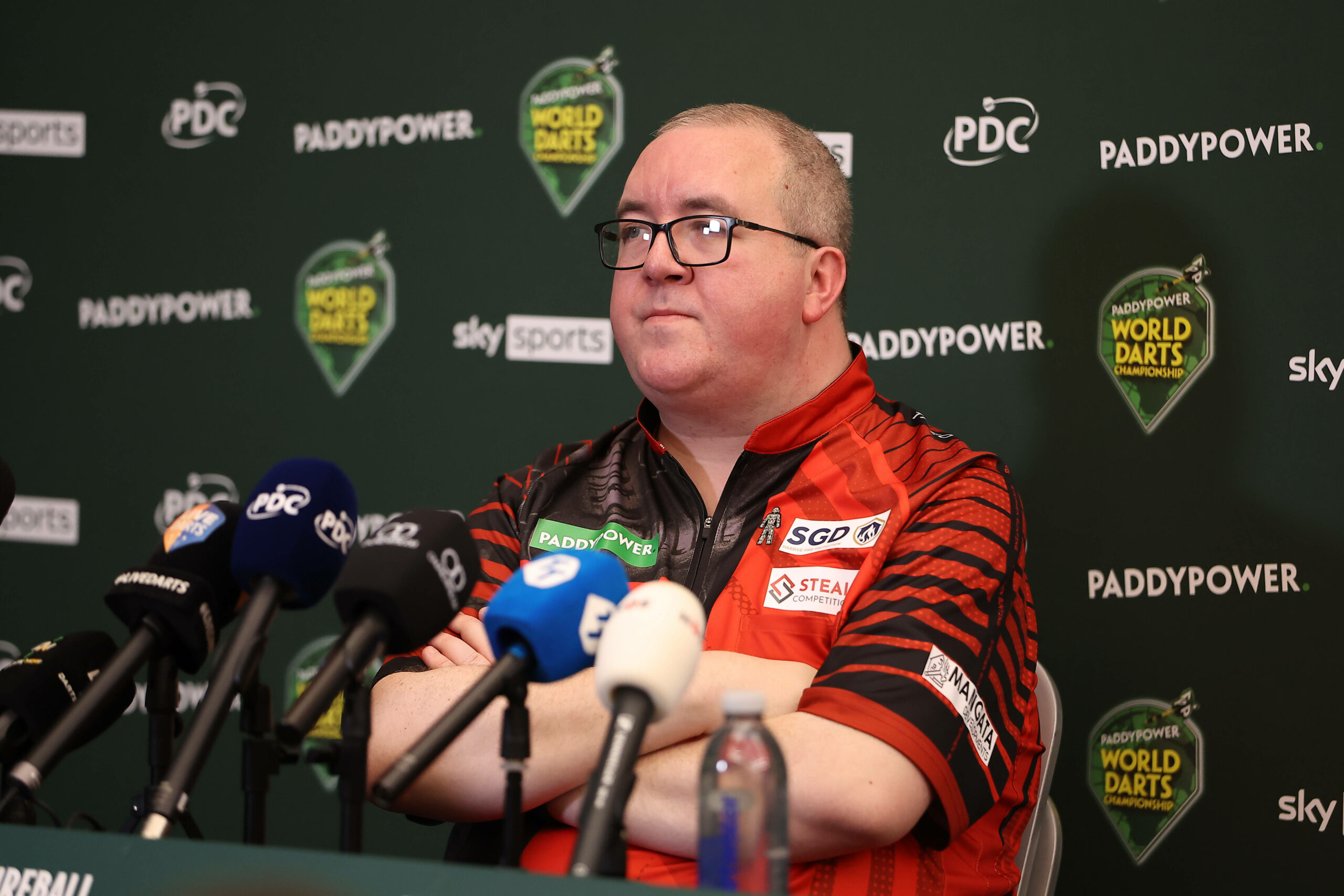 Stephen Bunting wird auf der Pressekonferenz emotional