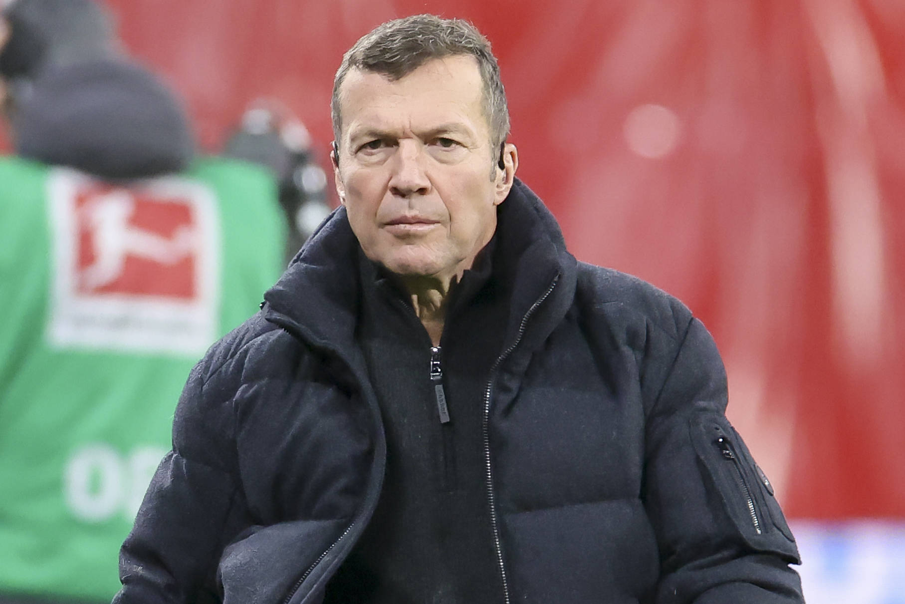 Lothar Matthäus geht als TV-Experte durch ein Stadion
