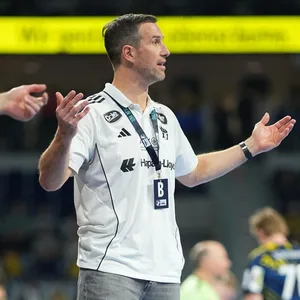 HSVH-Trainer Torsten Jansen schaut fragend auf den Platz