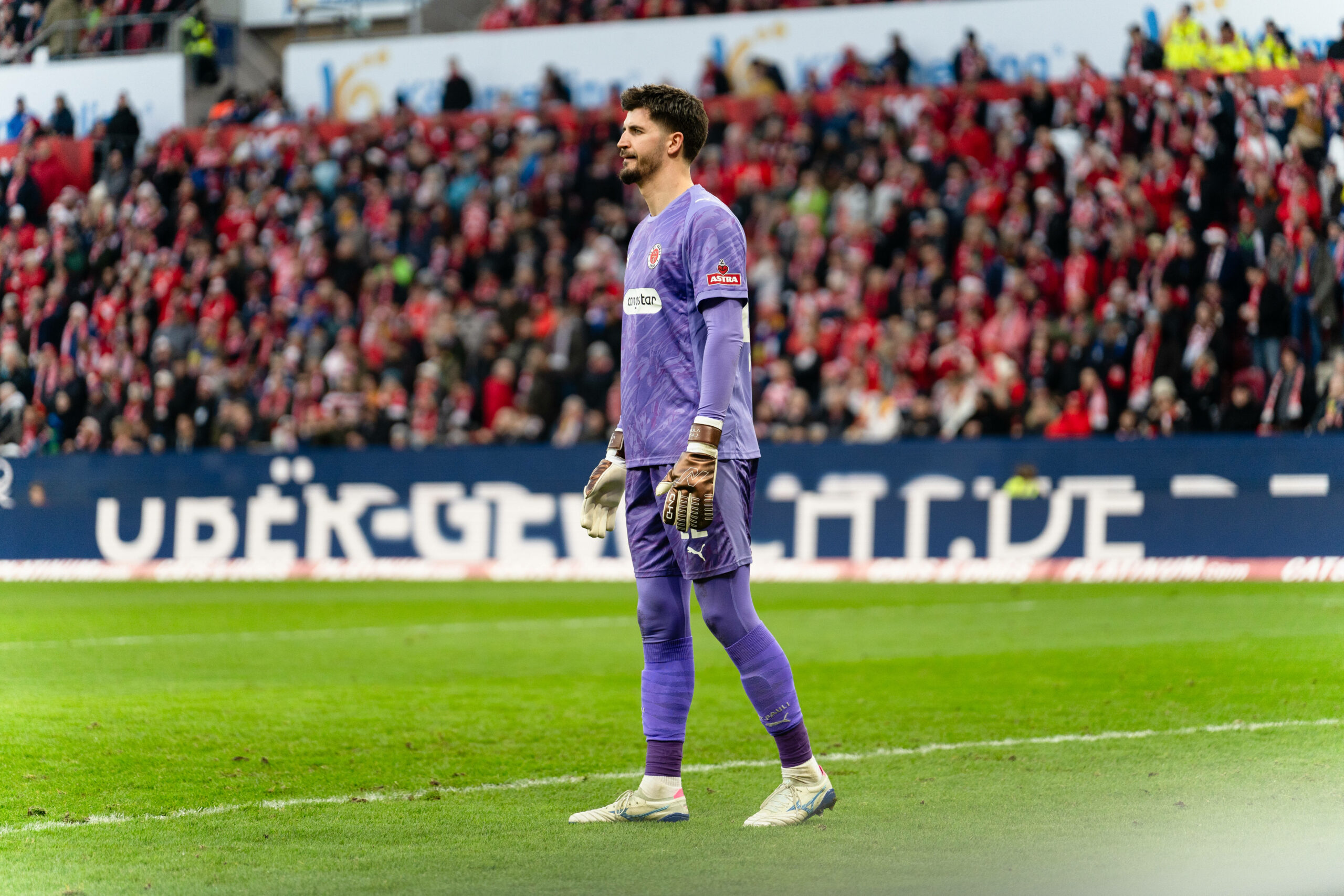 Nikola Vasilj steht auf dem Spielfeld