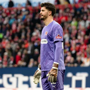 Nikola Vasilj steht auf dem Spielfeld