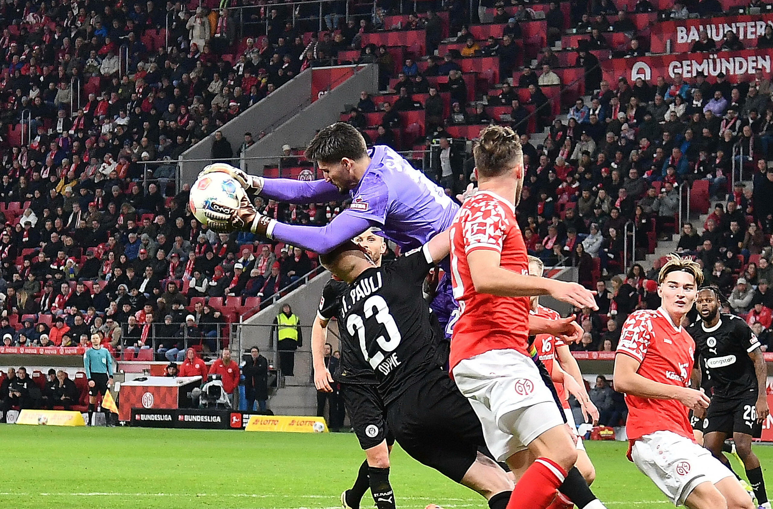 Nikola Vasilj rennt Louis Oppie über den Haufen