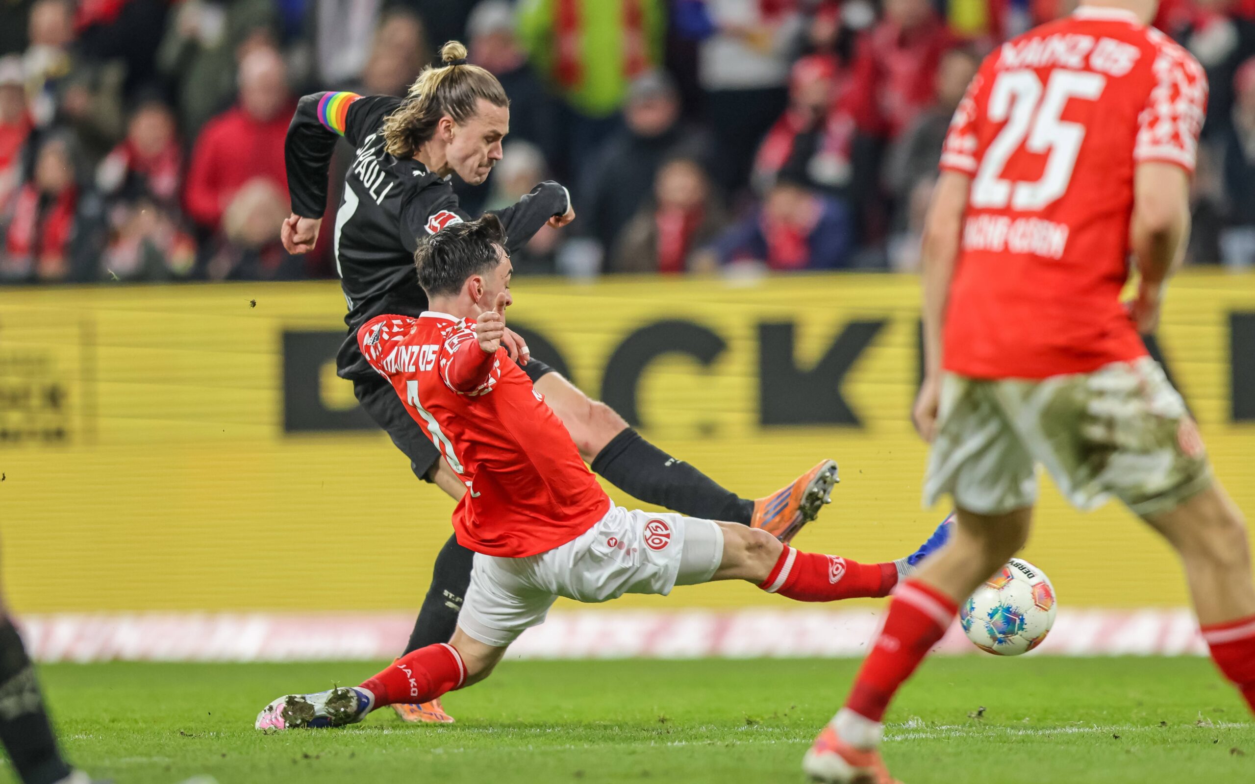 Jackson Irvine beim Torschuss in Mainz