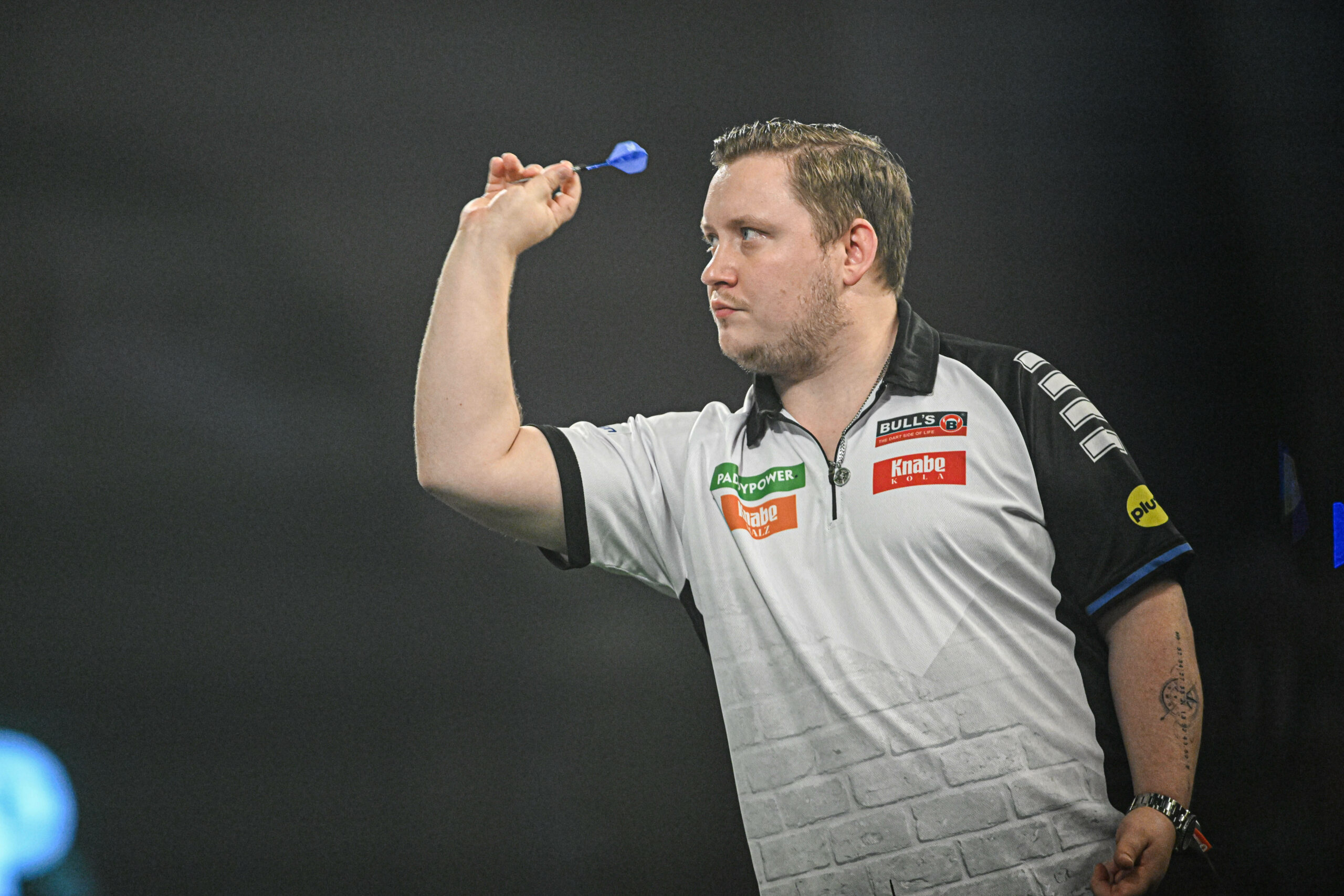 Martin Schindler schaut konzentriert beim Pfeilwerfen