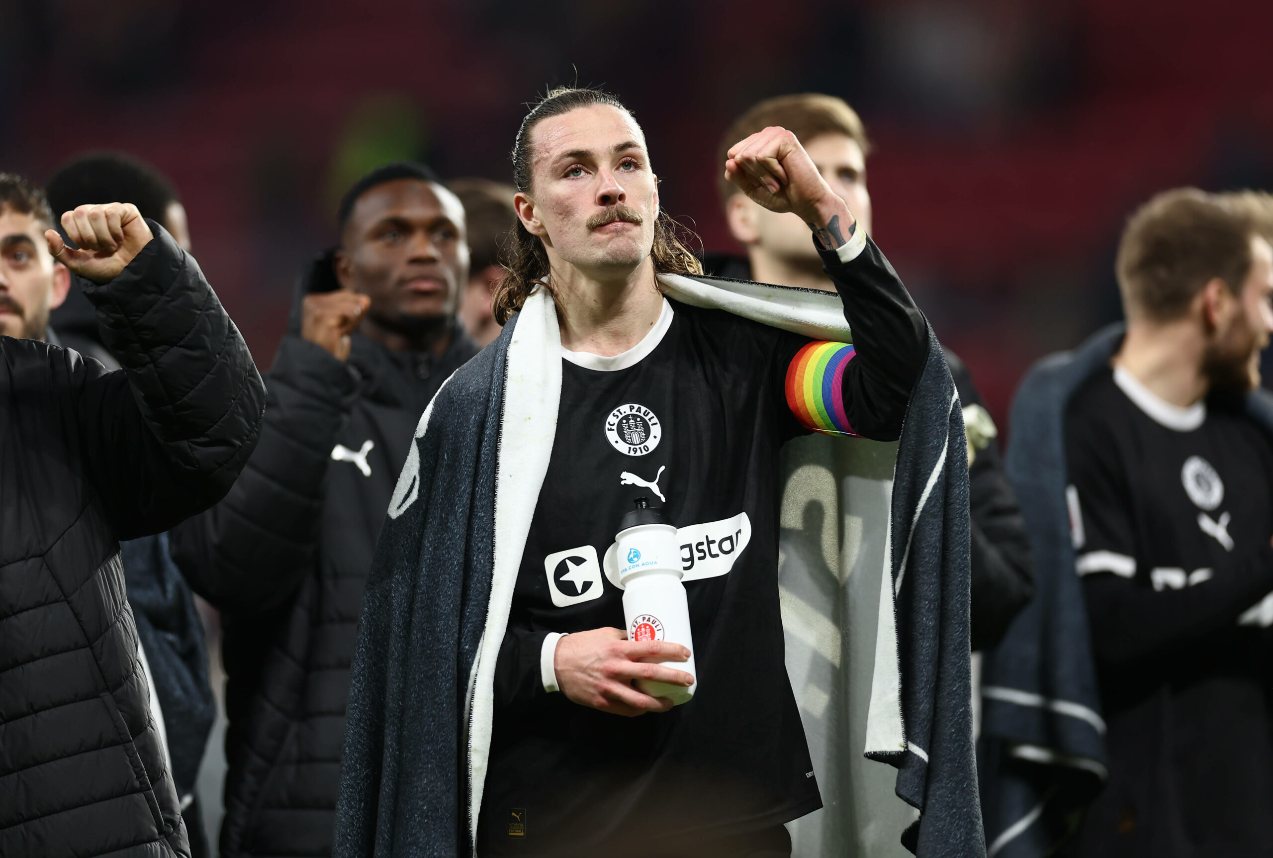 Jackson Irvine zeigt vor den St. Pauli-Fans seine Faust