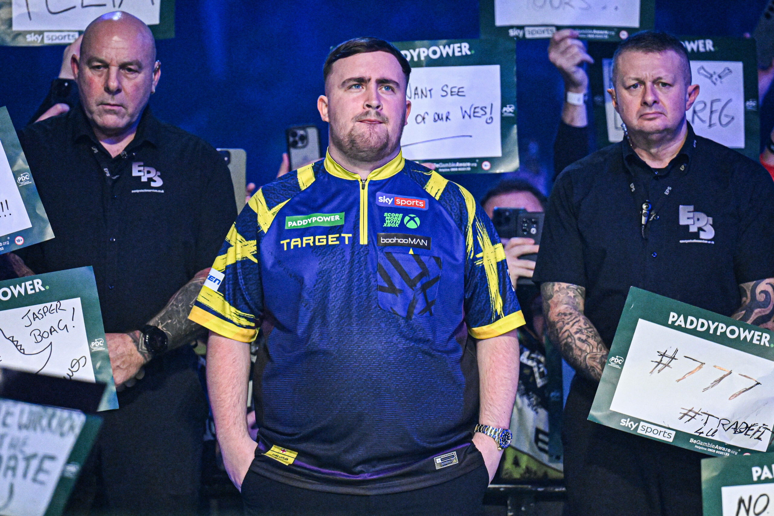 Darts-Superstar Luke Littler beim Einlauf