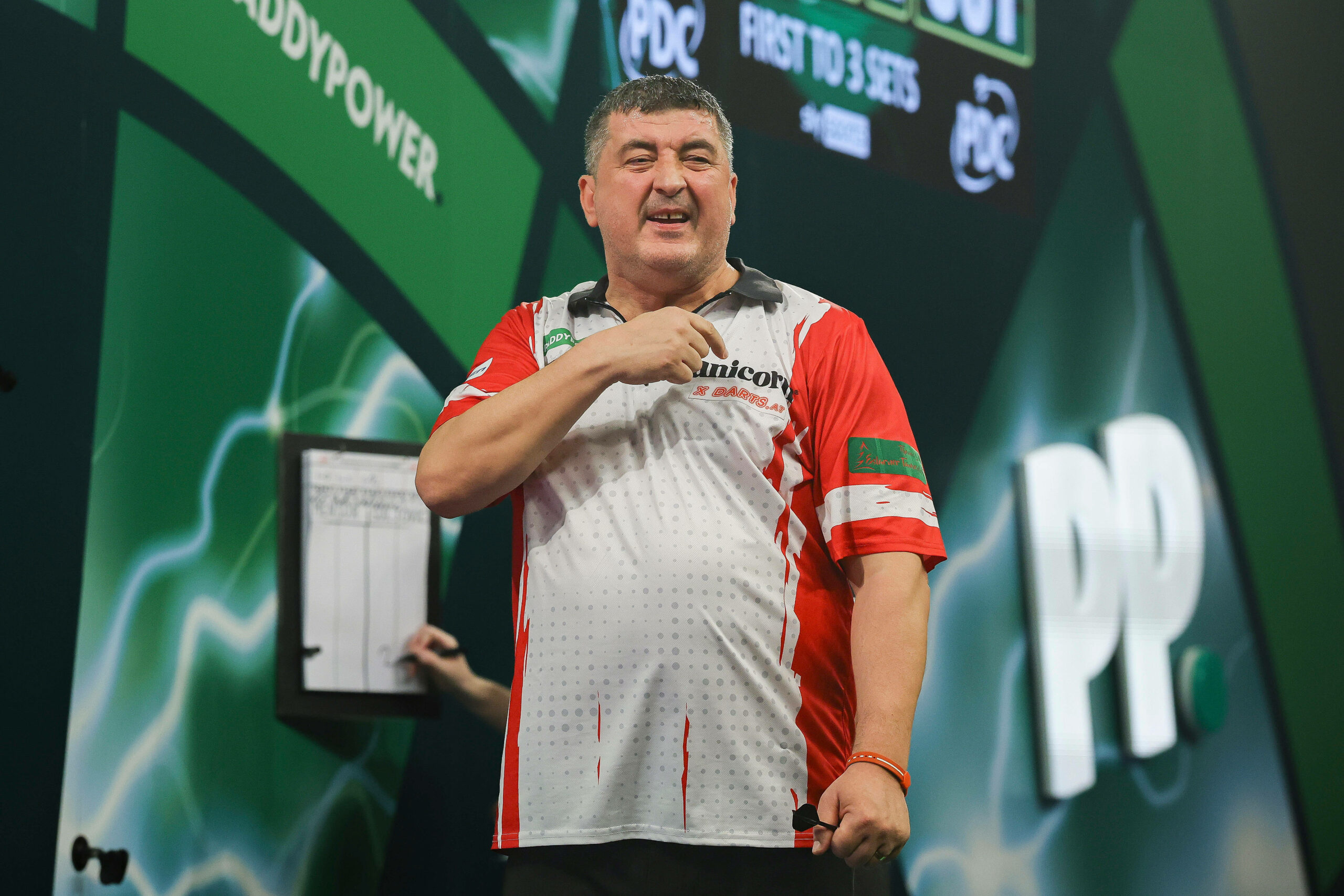 Mensur Suljovic zeigt selbstbewusst auf sich selbst