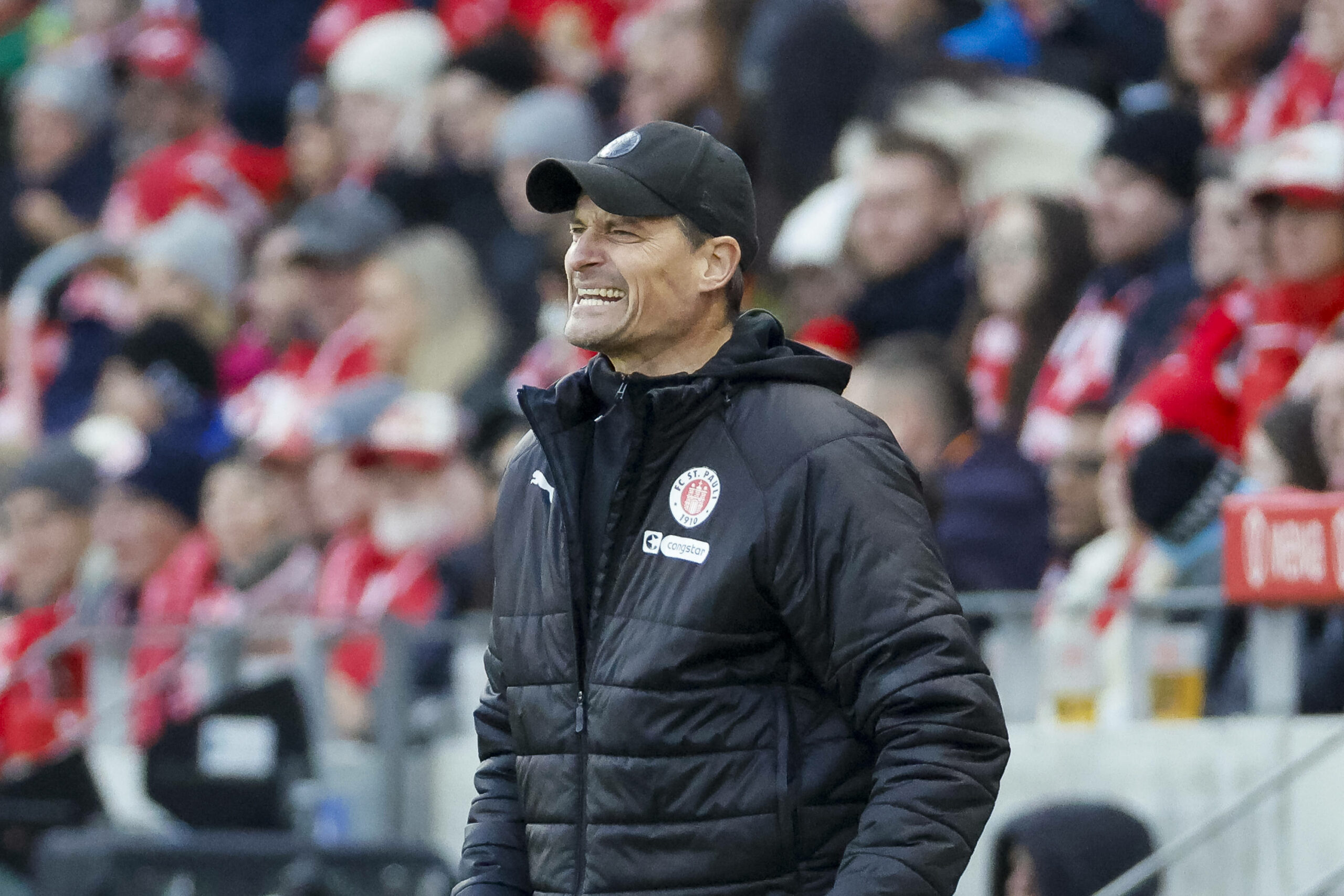 Alexander Blessin verzieht an der Seitenlinie sein Gesicht