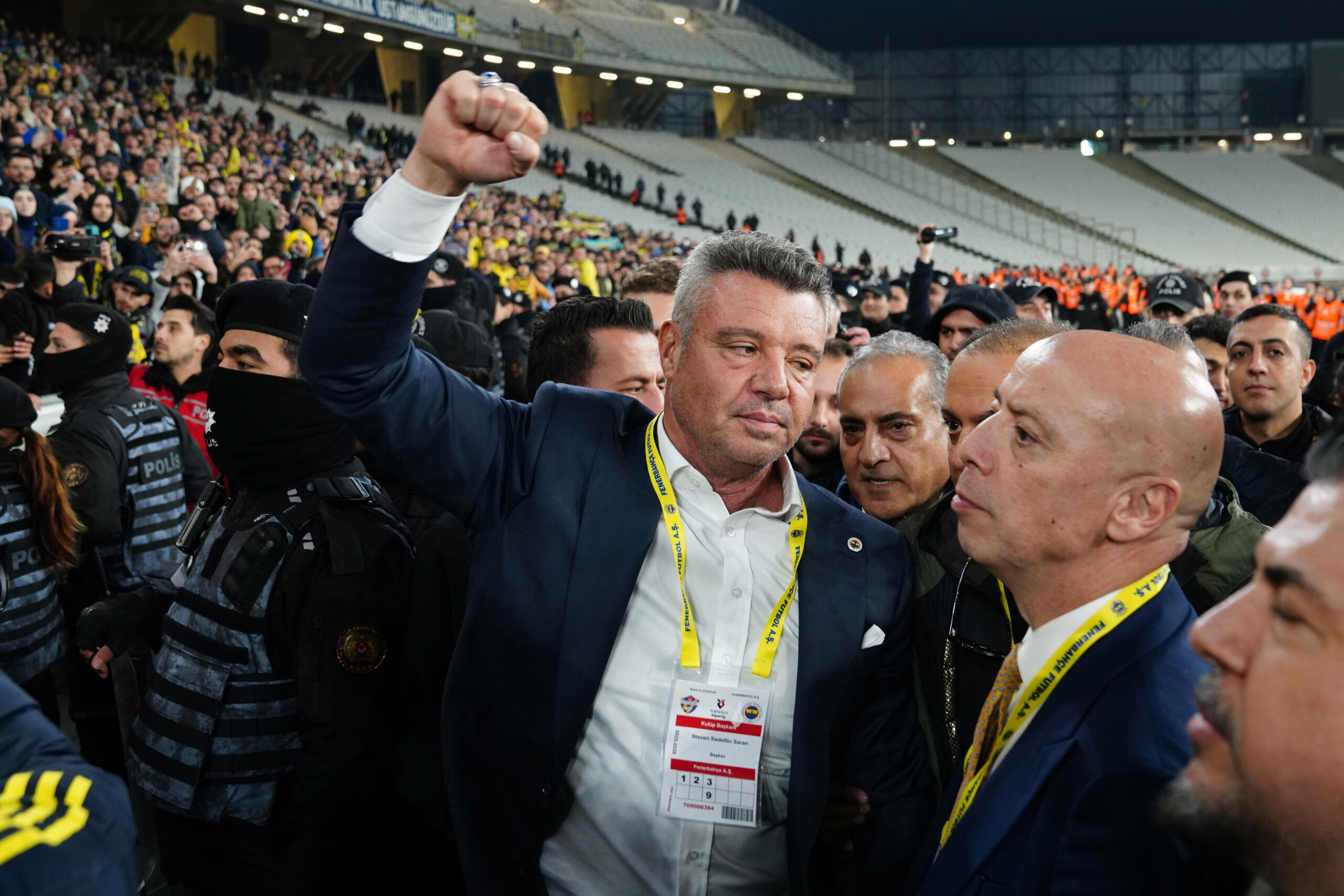 Sadettin Saran hält zwischen vielen Fans seine Faust nach oben