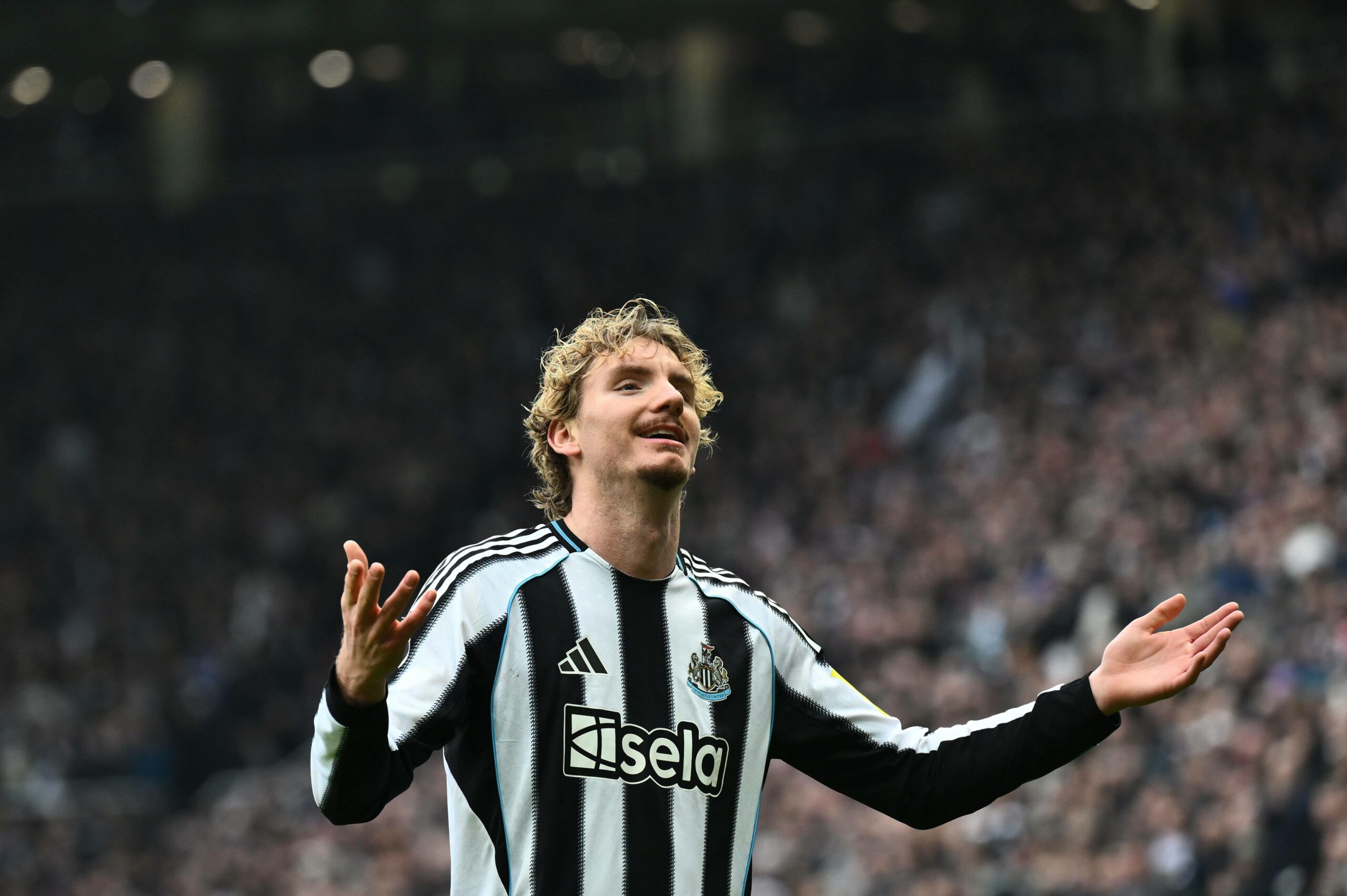 Nick Woltemade bejubelt sein Tor im Spiel gegen Chelsea