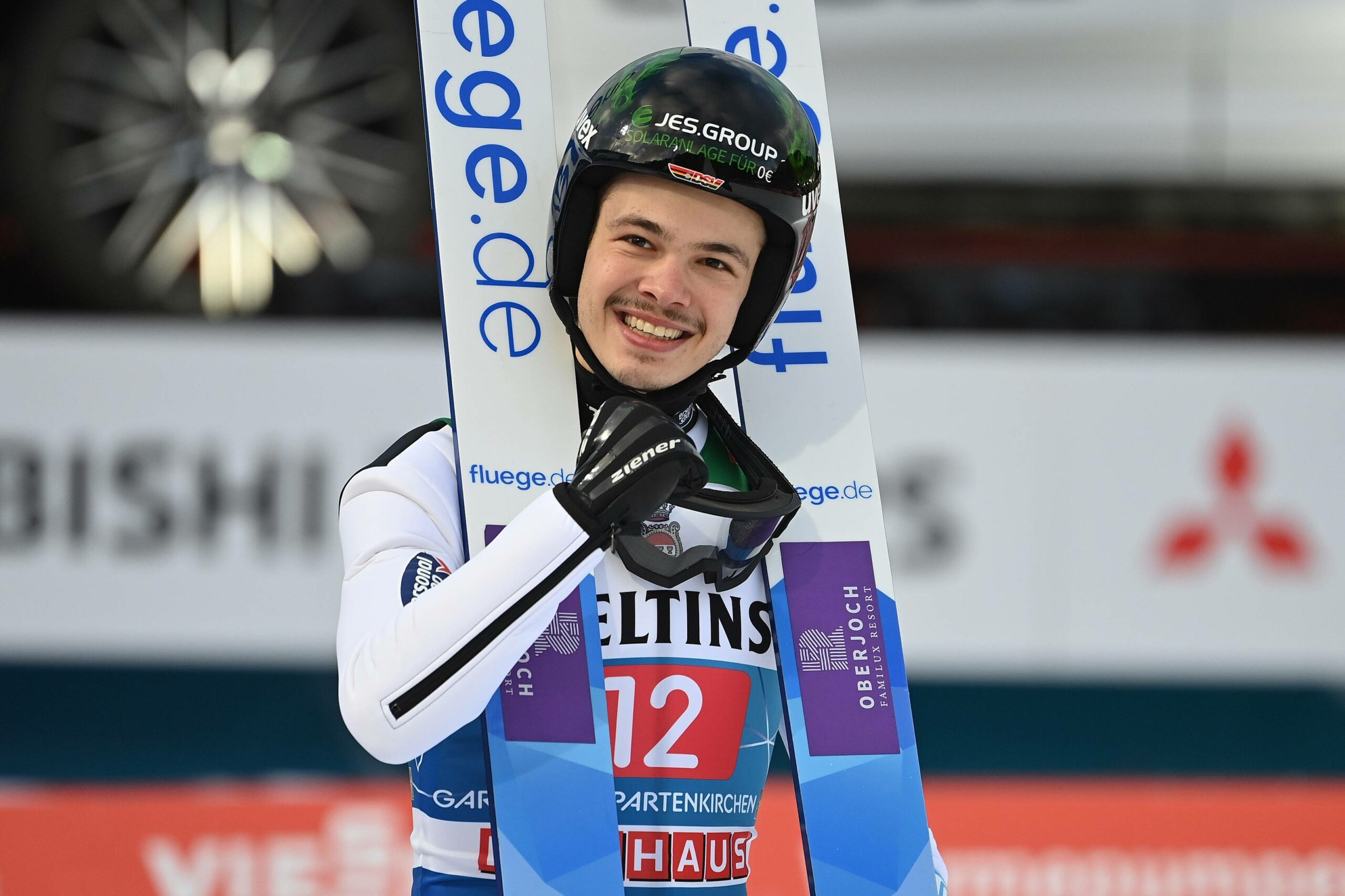 Philipp Raimund steckt lachend seinen Kopf durch die Skier