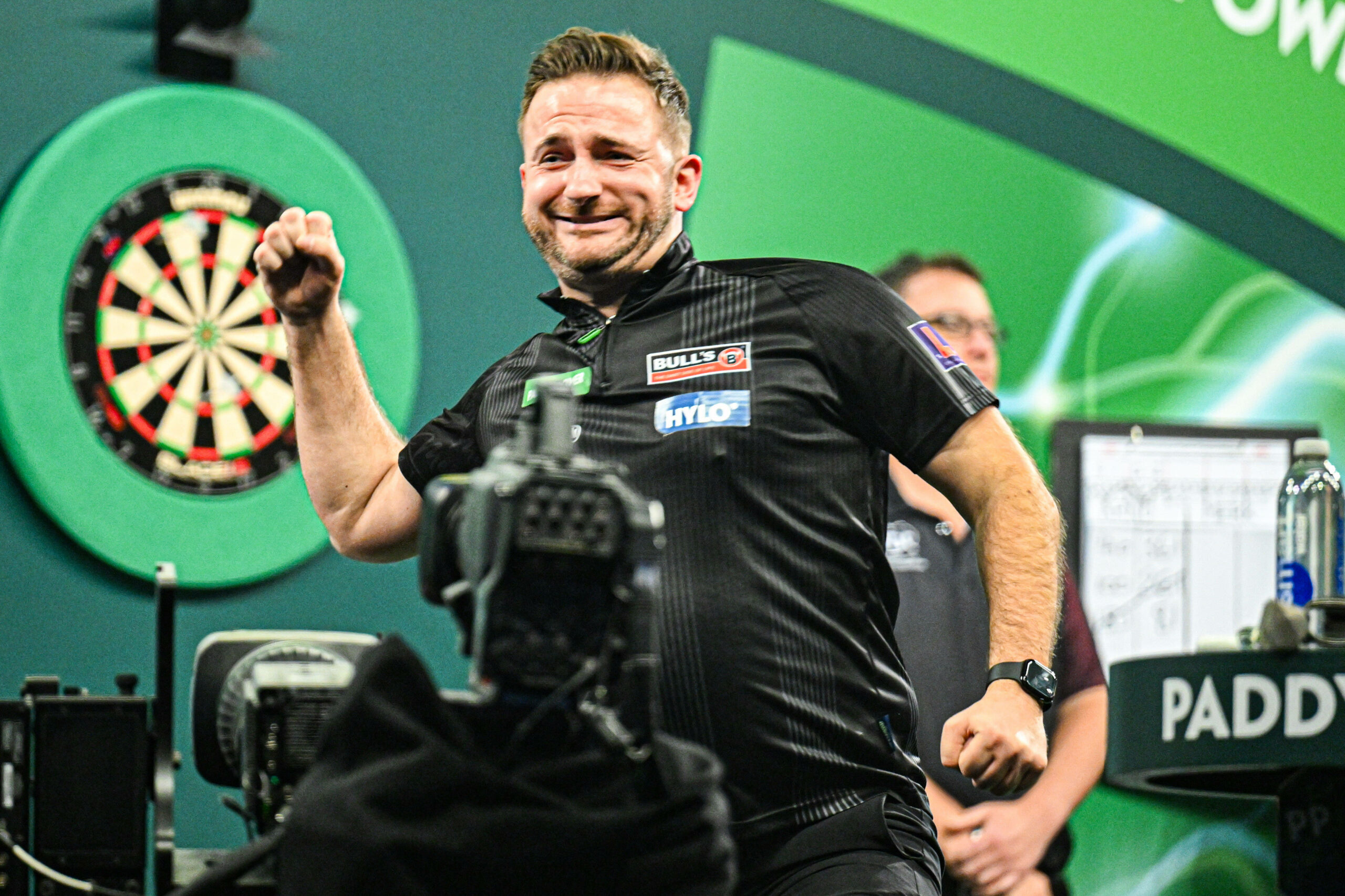 Arno Merk jubelt auf der Darts-Bühne