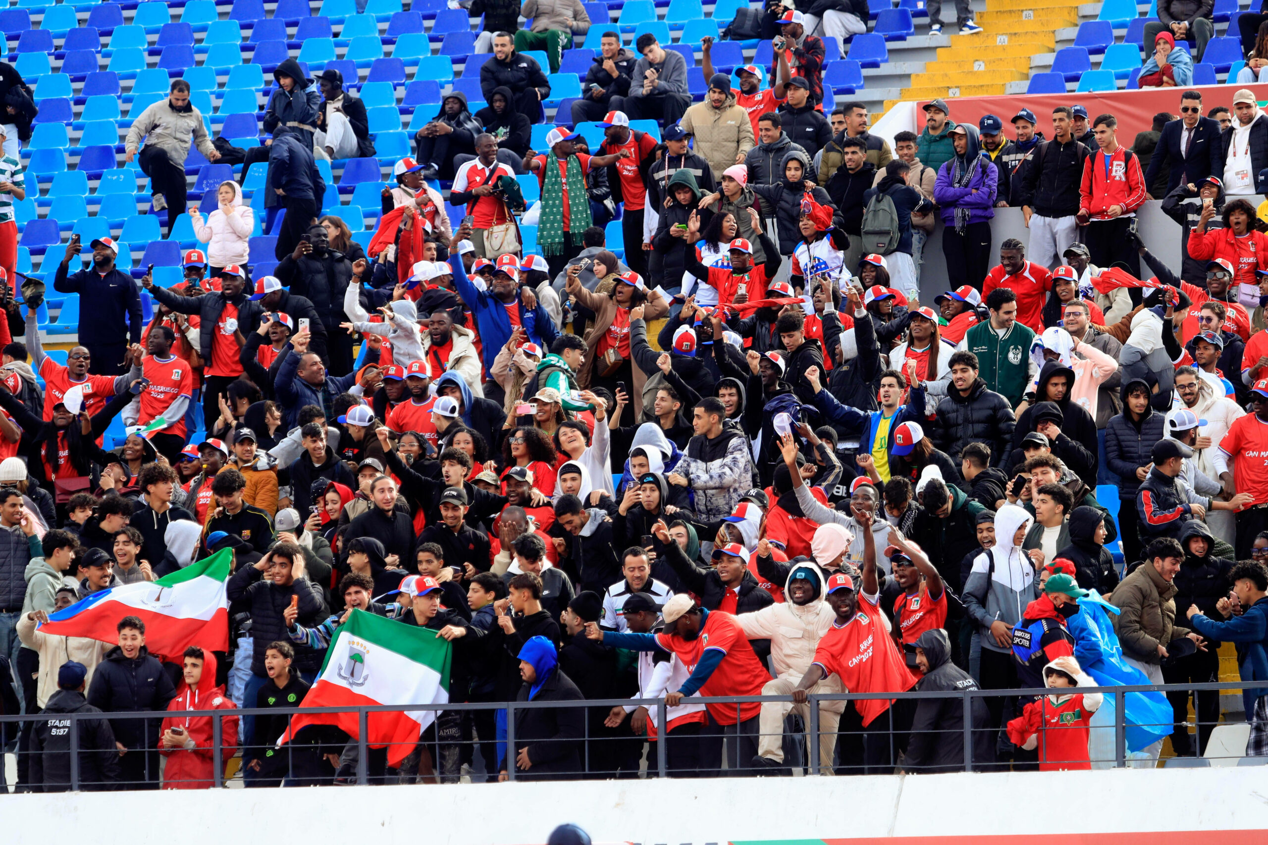 Fans jubeln mit Flaggen der Republik Äquatorialguinea