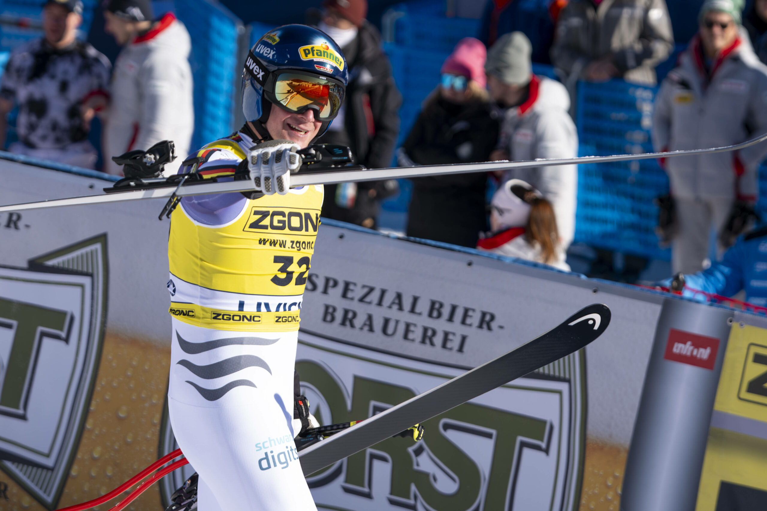 Simon Jocher jubelt freudestrahlend in die Kamera