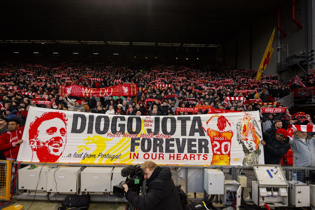 Liverpool-Fans gedenken mit einem Plakat an Diogo Jota