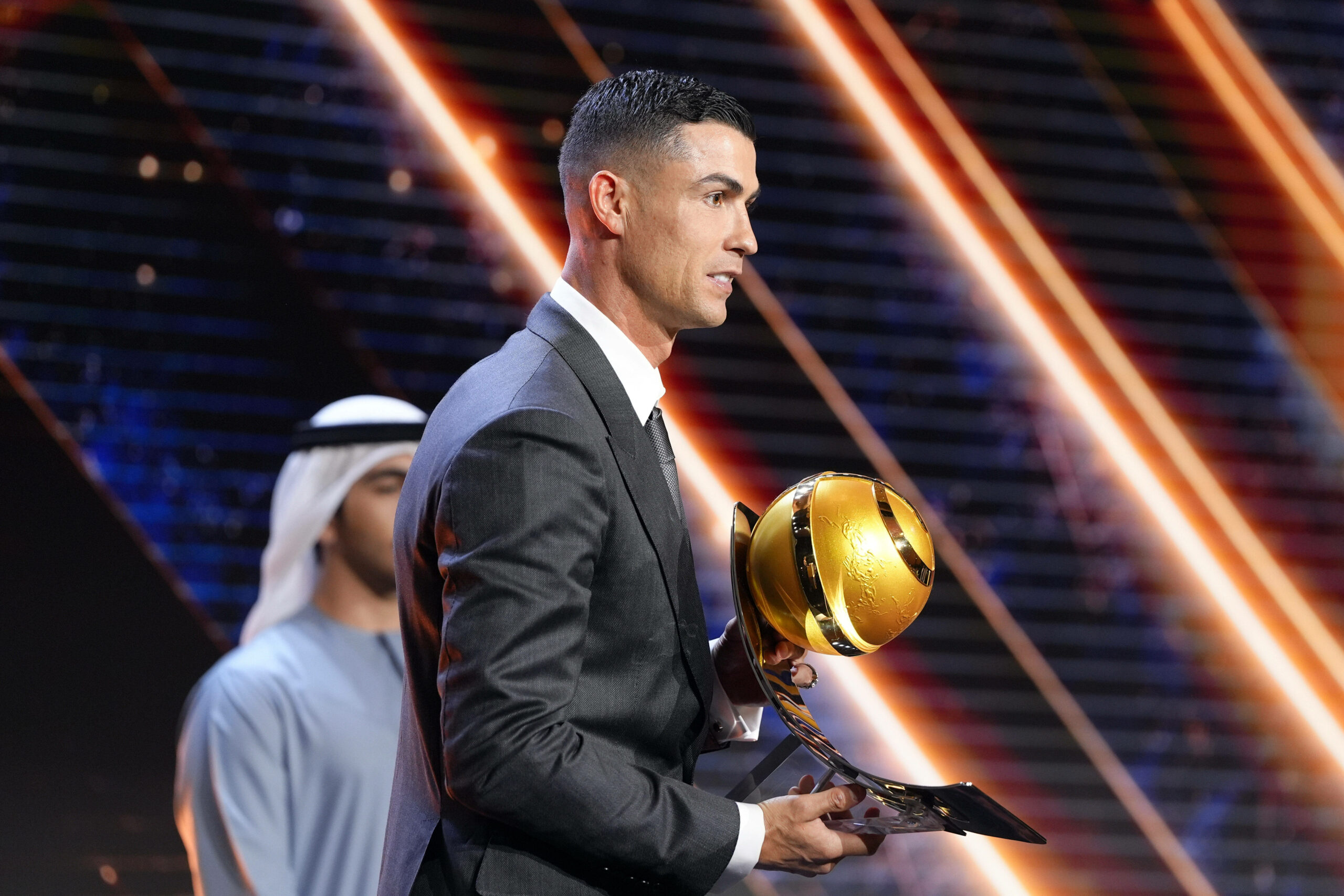 Cristiano Ronaldo mit Trophäe