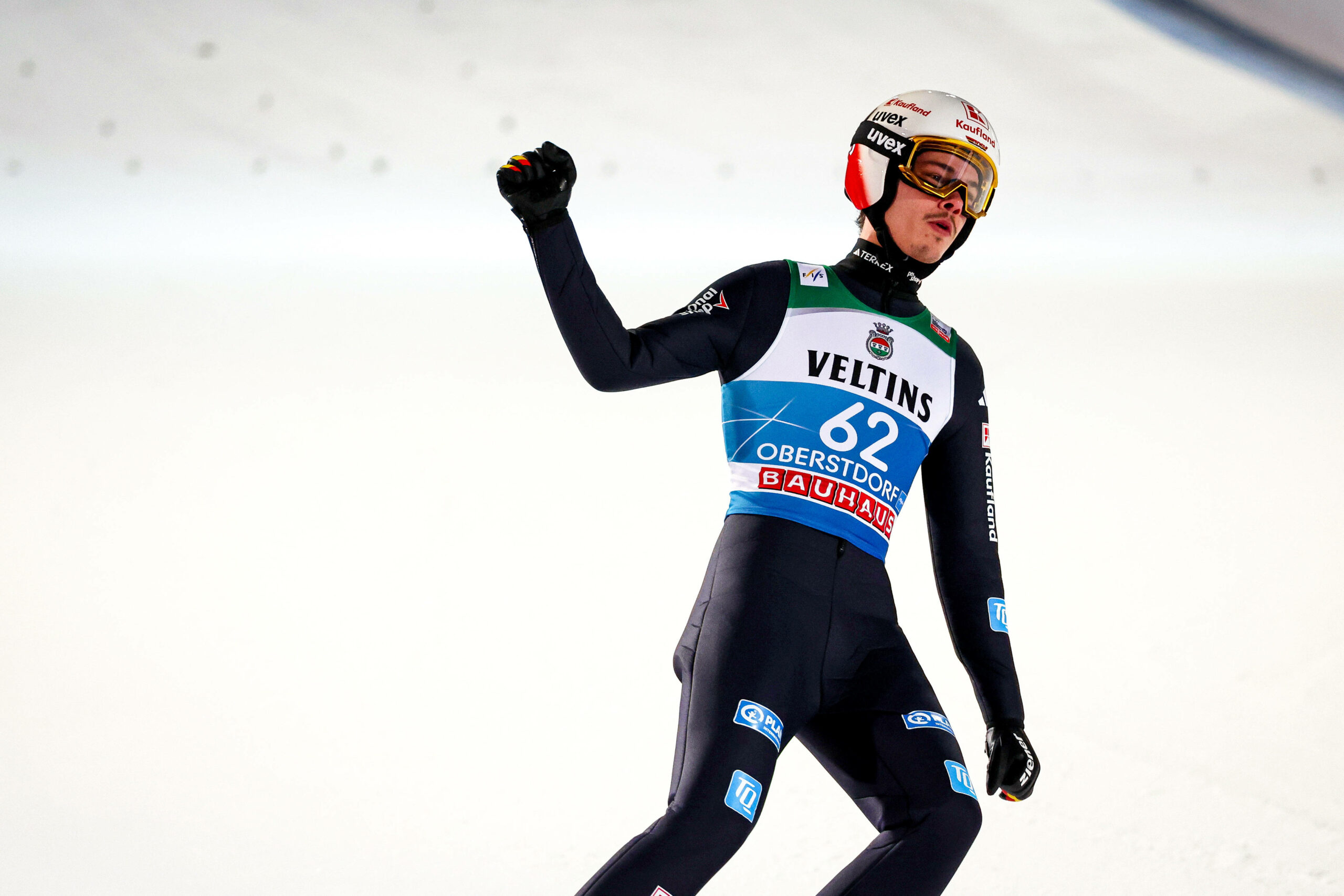 Philipp Raimund jubelt nach seinem Sprung