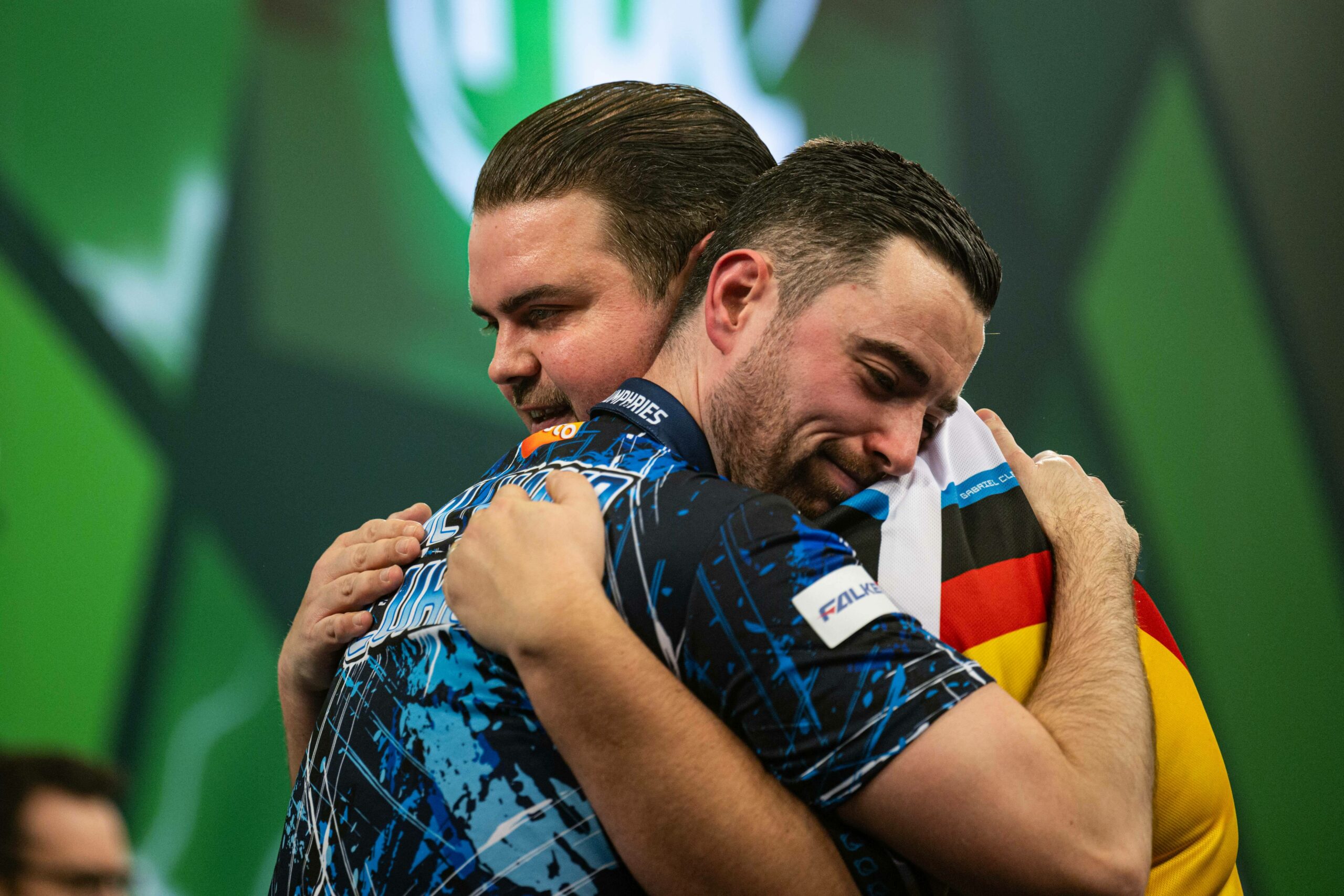 Luke Humphries tröstet Gabriel Clemens