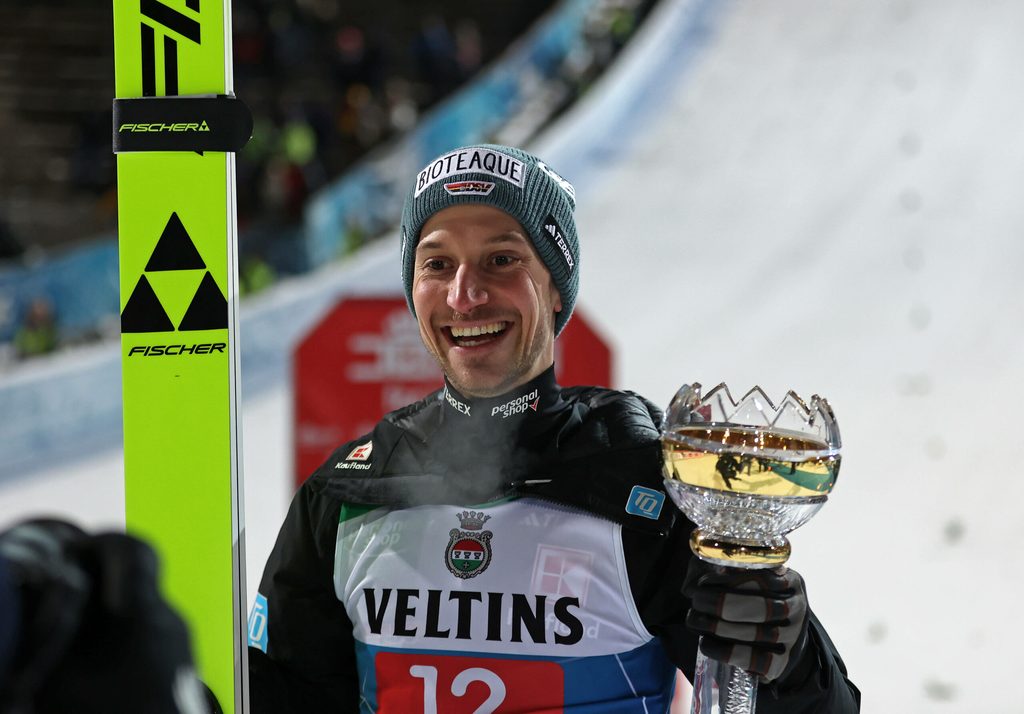 Felix Hoffmann lächelt mit Pokal