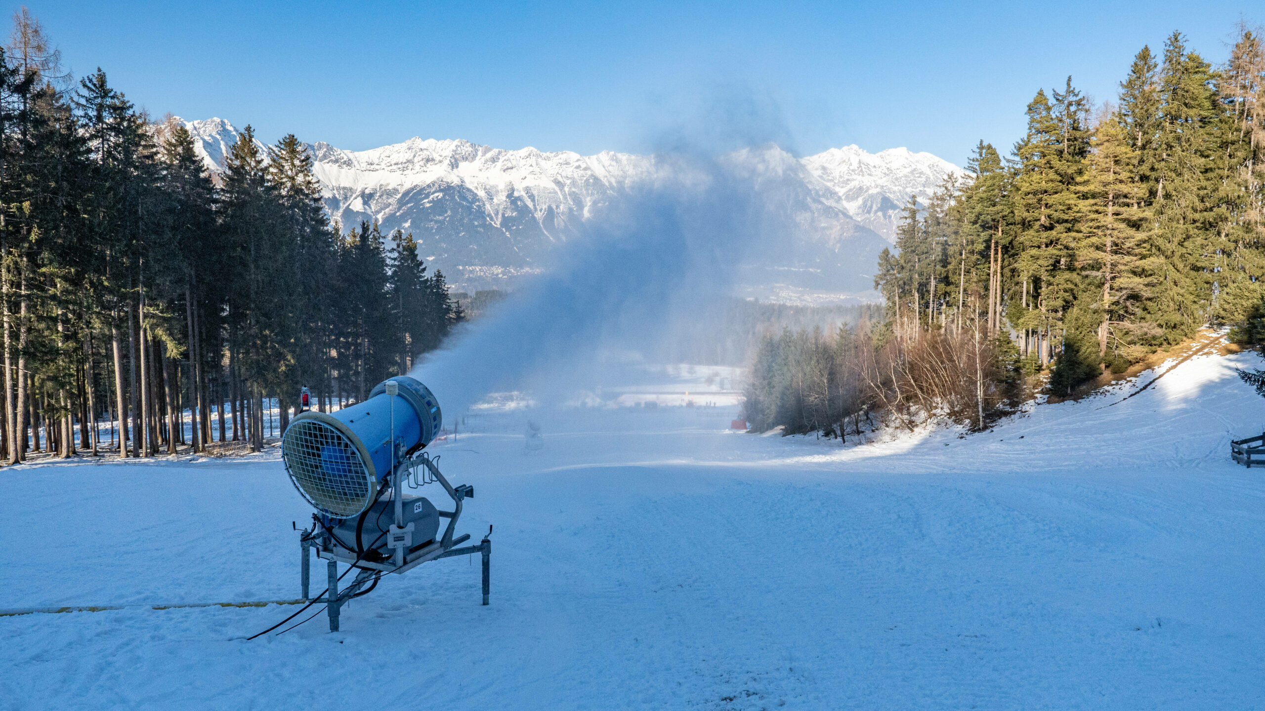 Schneekanone produziert Kunstschnee