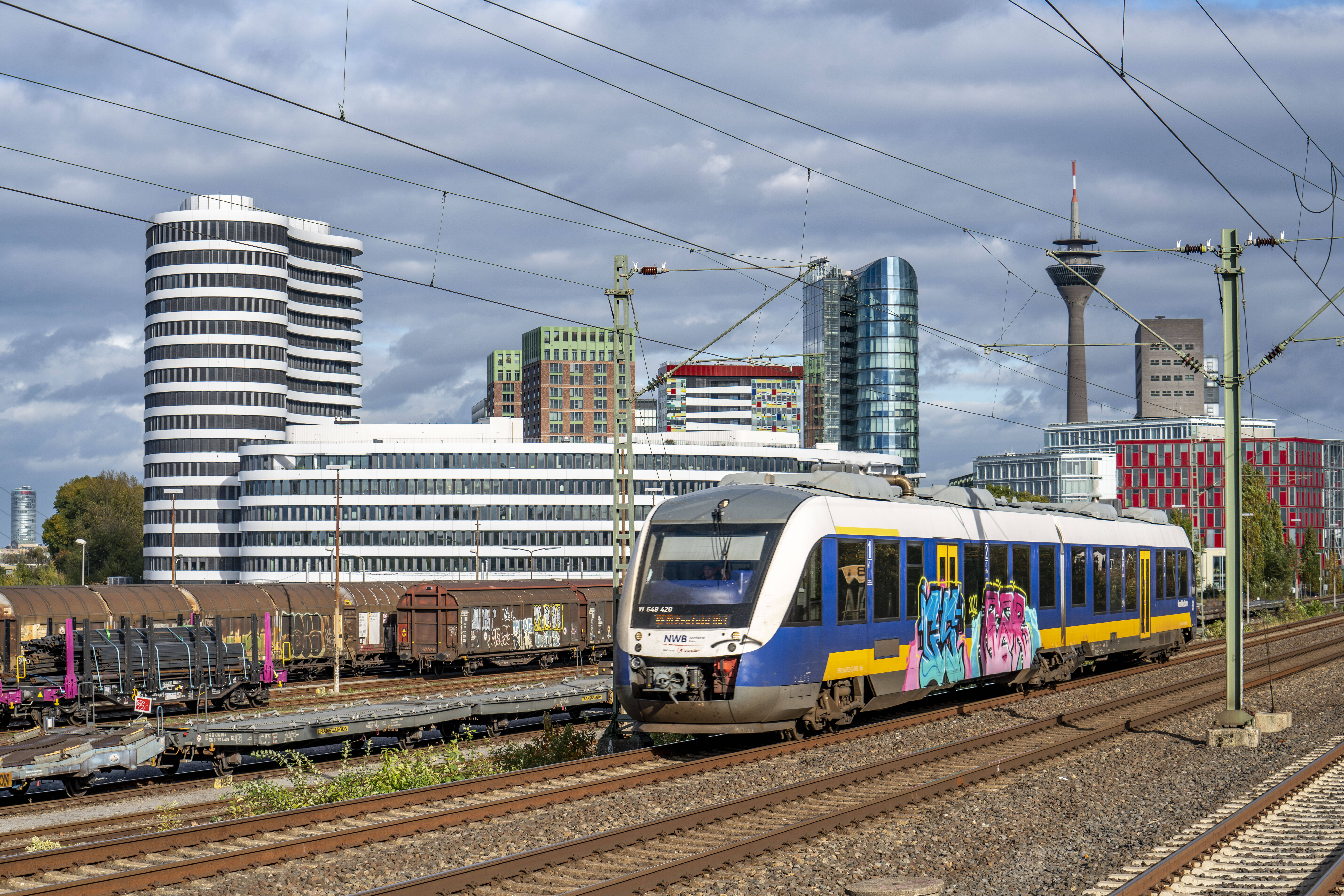 An dem Regionalzug loderten in Krefeld plötzlich Flammen. (Symbolbild)