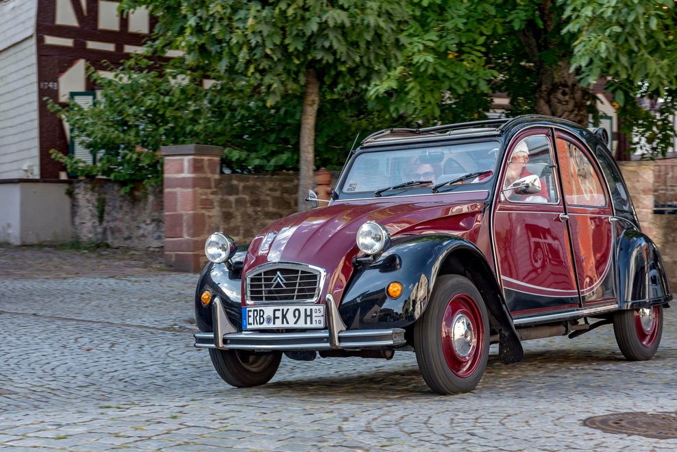 Schwarz-rot lackierte Ente von Citroen