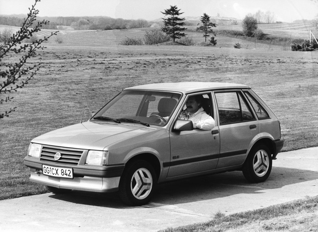 Mann in einem Auto, Schwarzweiß