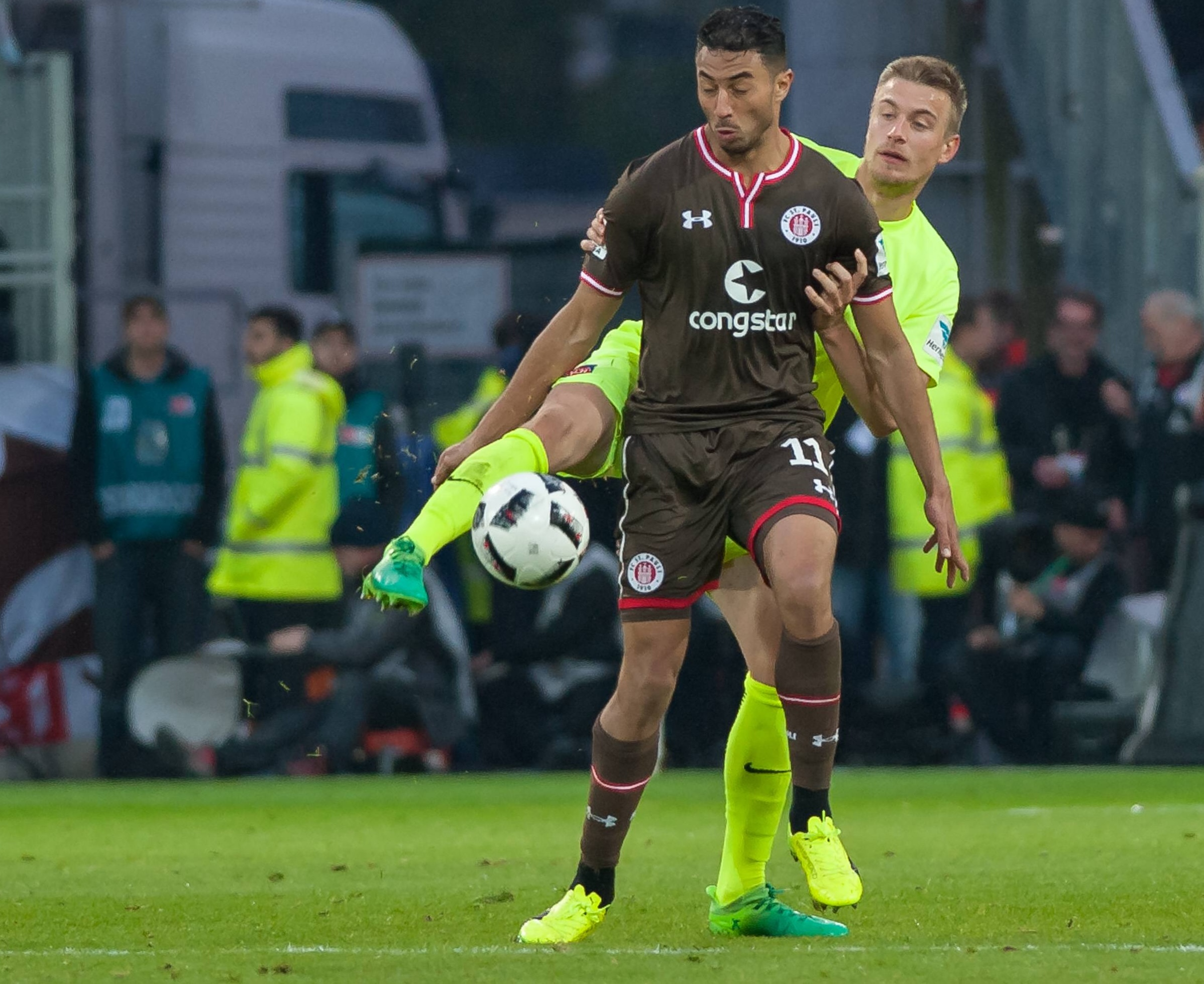 Hauke Wahl im Heidenheim-Trikot im Duell mit Aziz Bouhaddouz