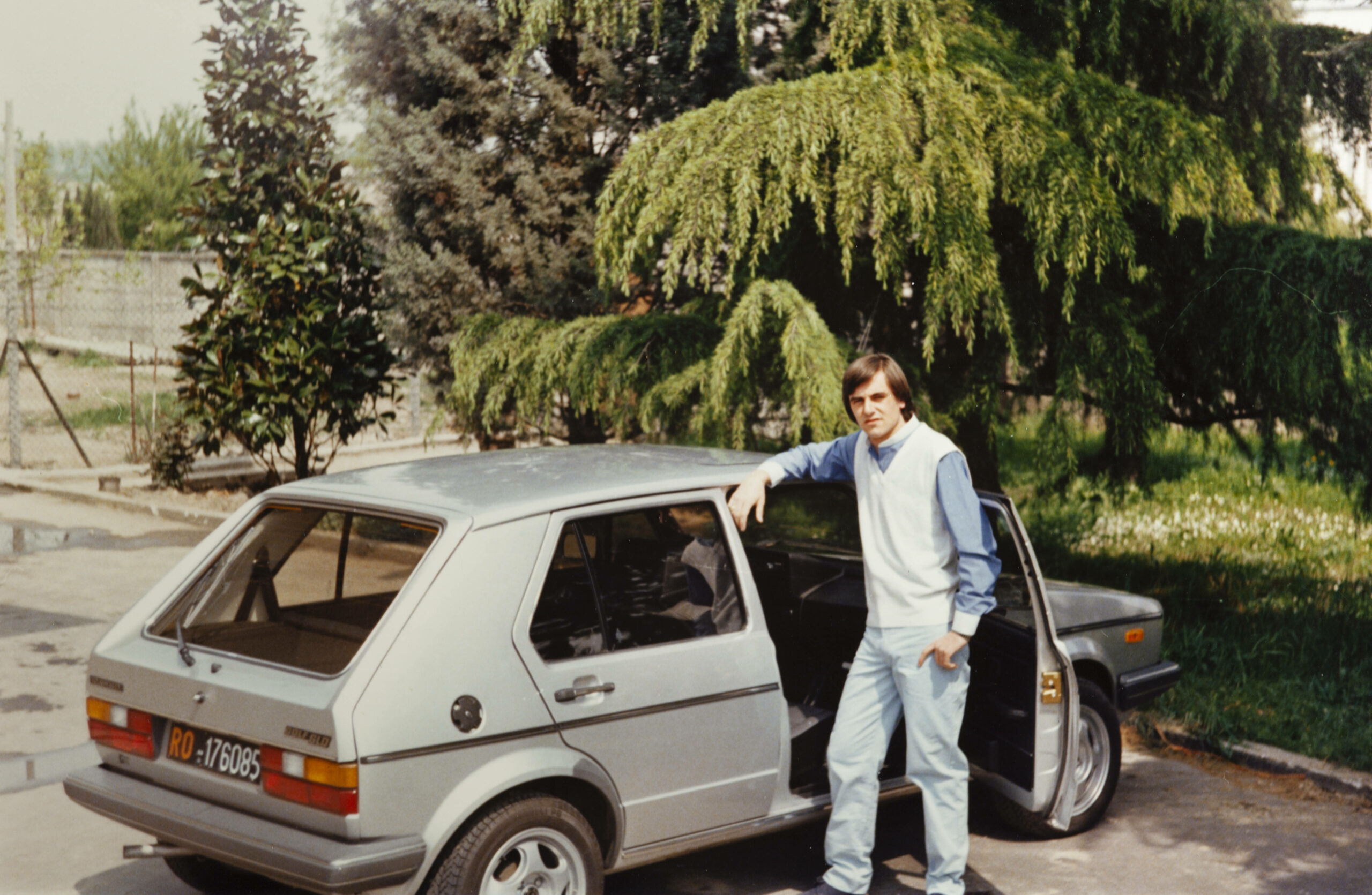 Altes Foto: Junger Mann steht an einem Golf I