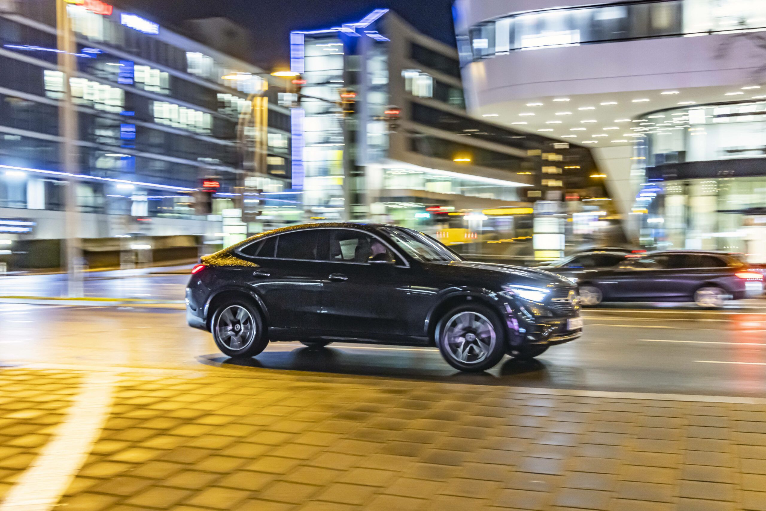 Mit 152 km/h innerorts jagte der Fahrer des Mercedes GLC durch die dunklen Abendstunden (Symbolbild).