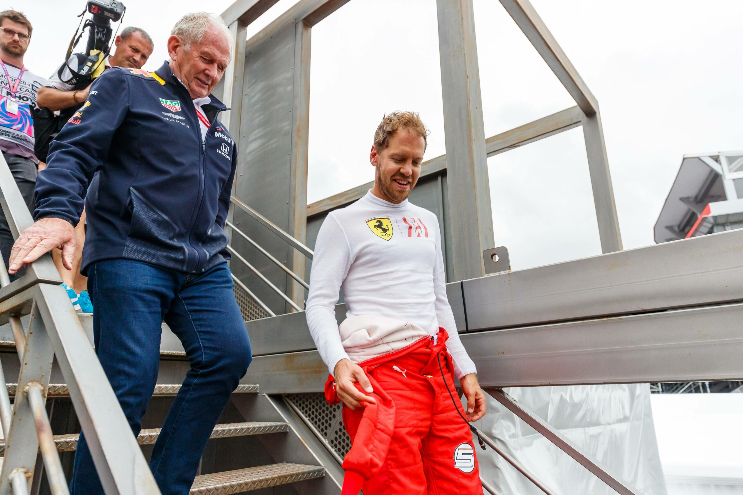 Helmut Marko und Sebastian Vettel gehen zusammen eine Treppe runter