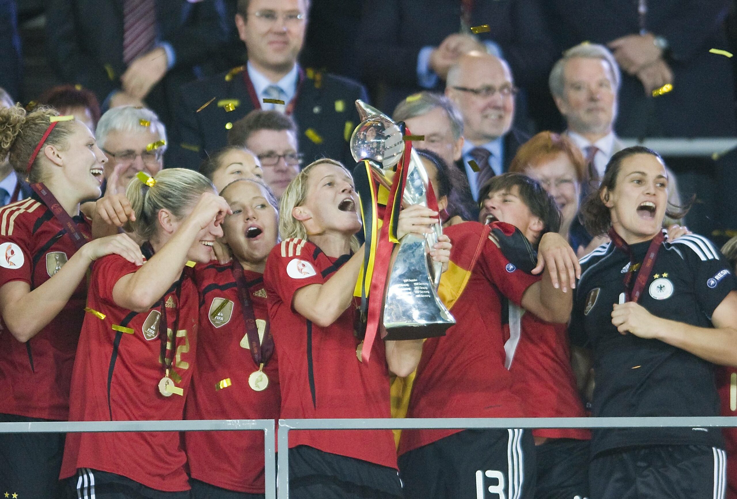 Deutschen Nationalspielerinnen jubeln mit EM-Pokal 2009
