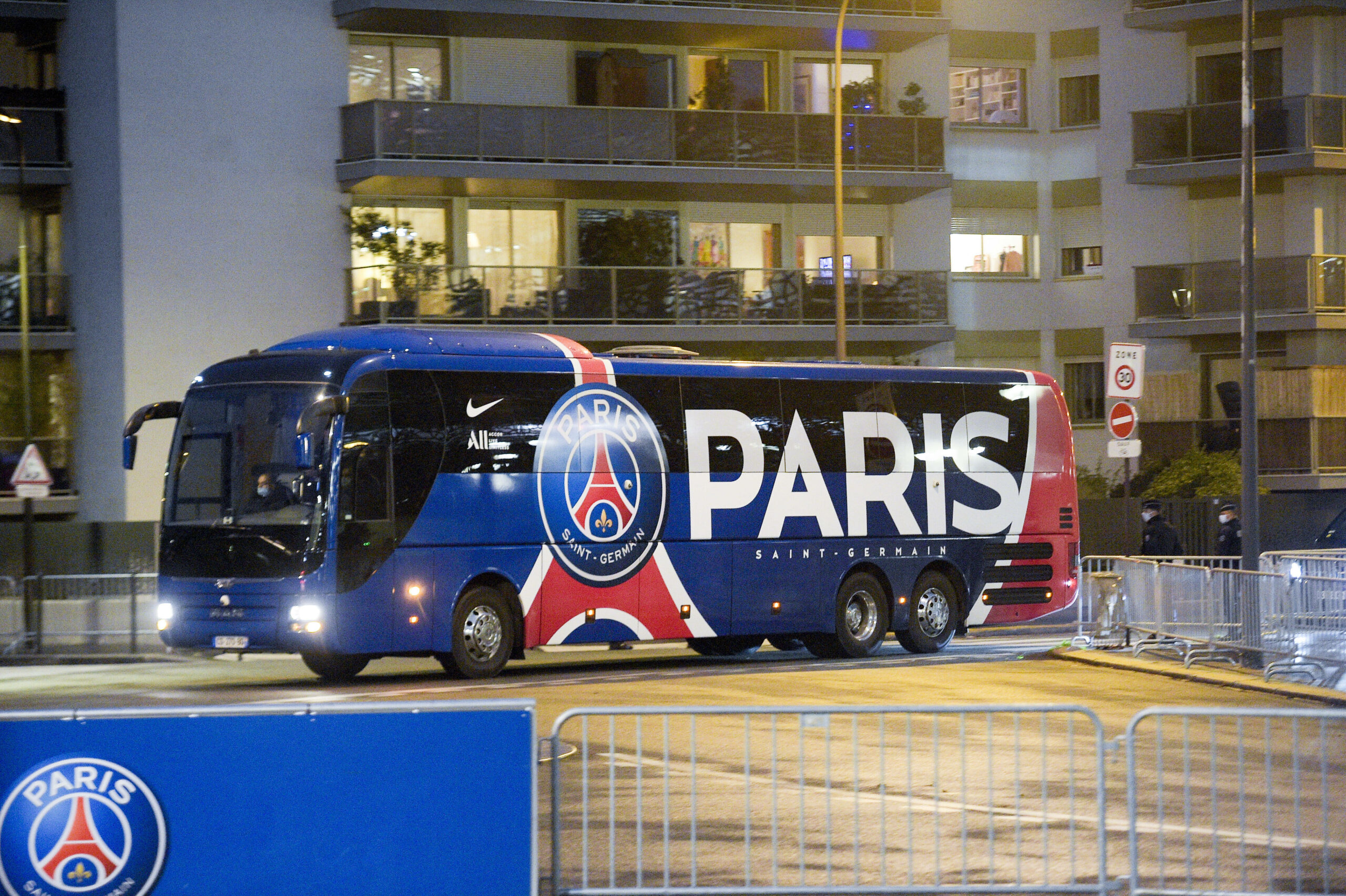 Der PSG-Bus parkt vor einem Hotel
