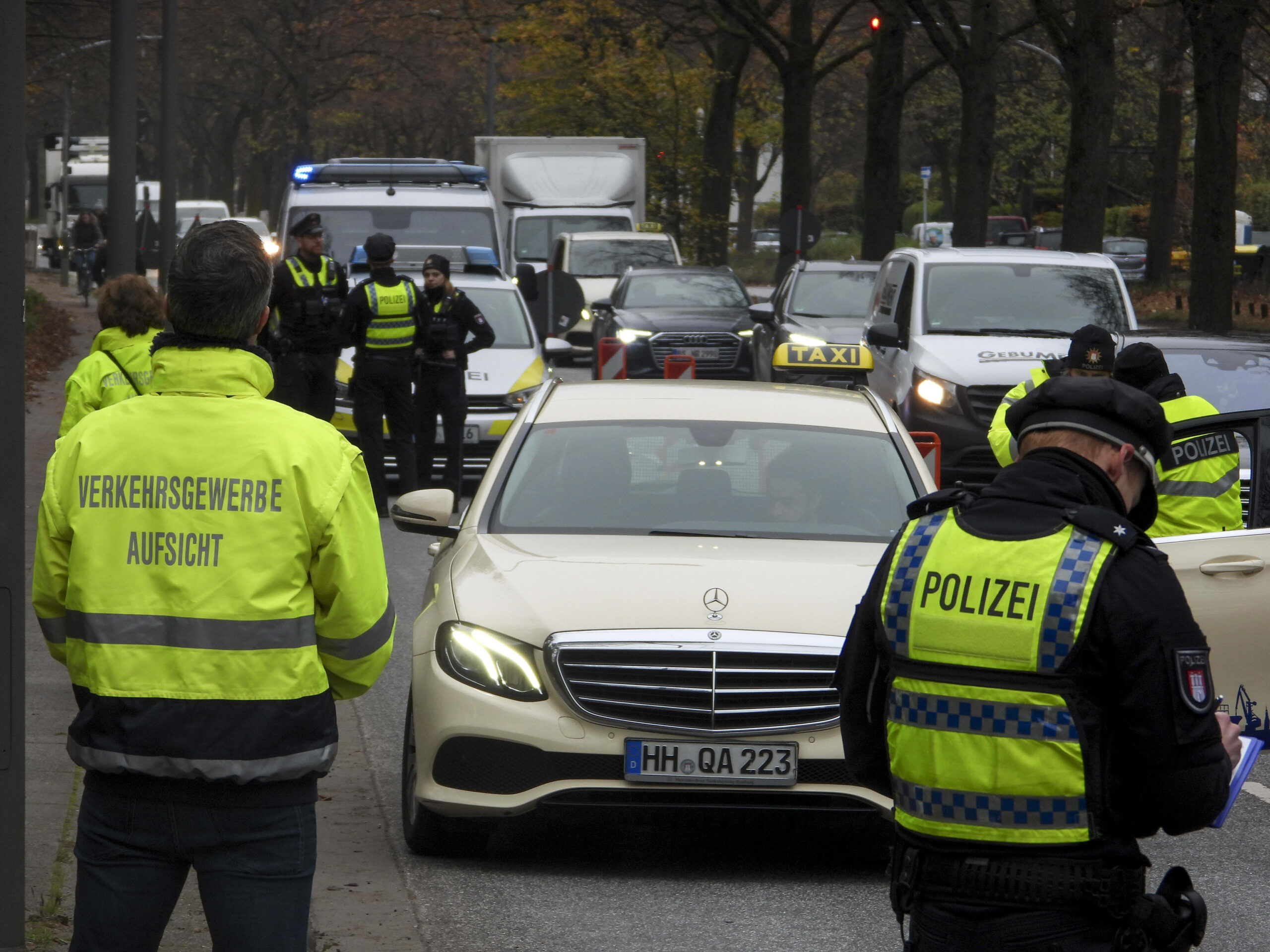 Eine große Taxi-Kontrolle in Hamburg vom Zoll, der Polizei und der Verkehrsgewerbeaufsicht. (Archivbild)