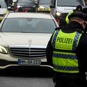 Eine große Taxi-Kontrolle in Hamburg vom Zoll, der Polizei und der Verkehrsgewerbeaufsicht. (Archivbild)
