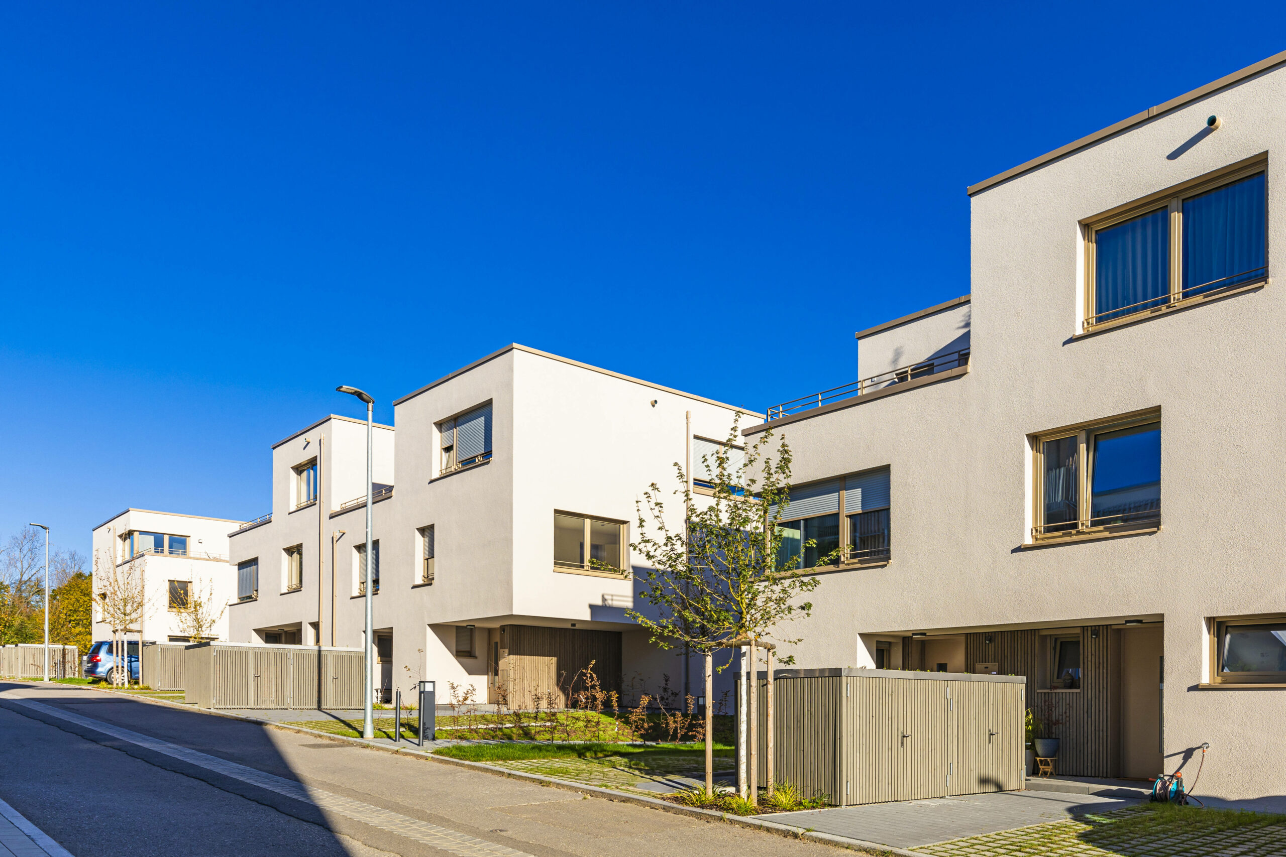 Moderne Einfamilienhäuser (Symbolbild).