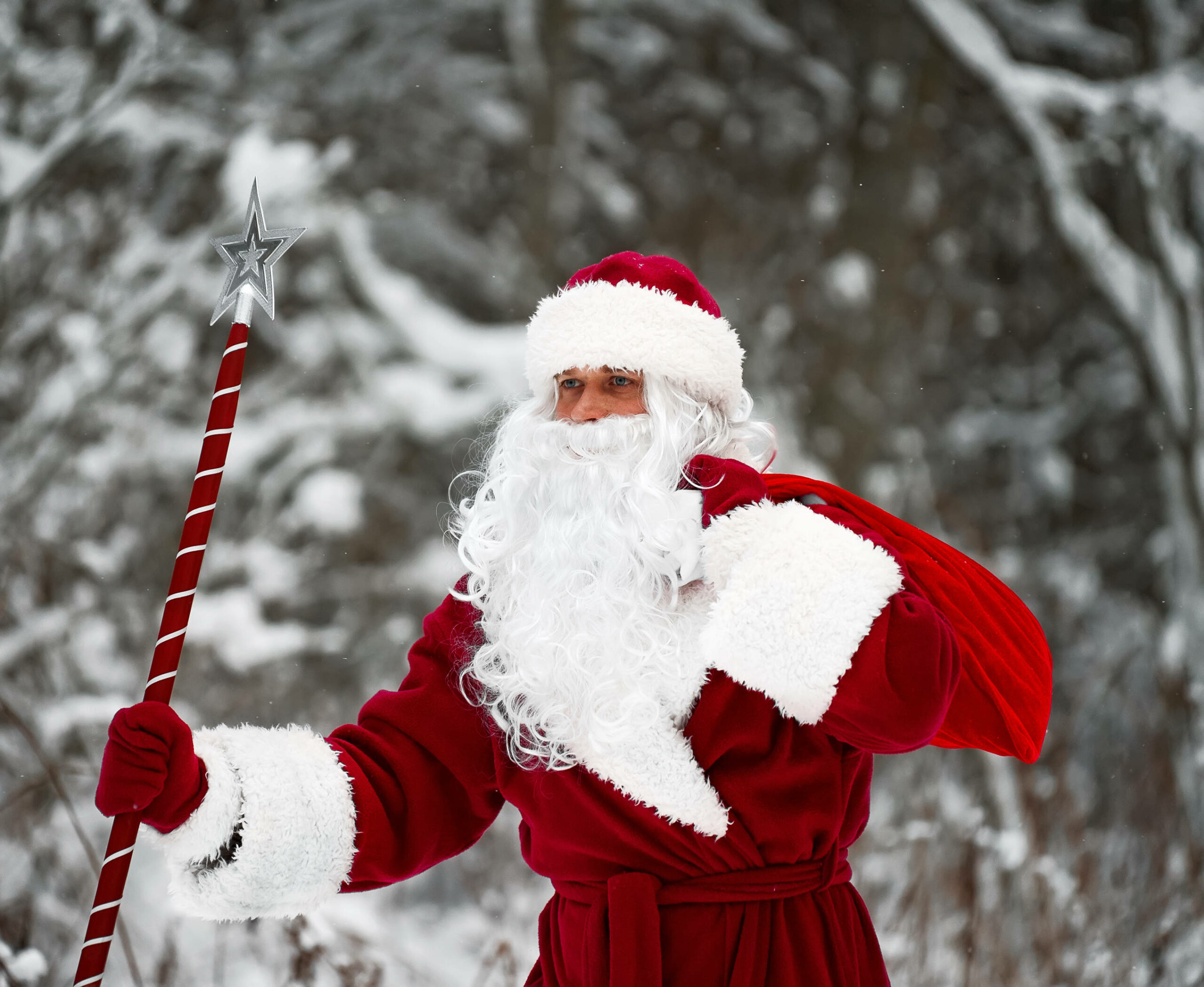 Der Weihnachtsmann läuft durch eine verschneite Landschaft