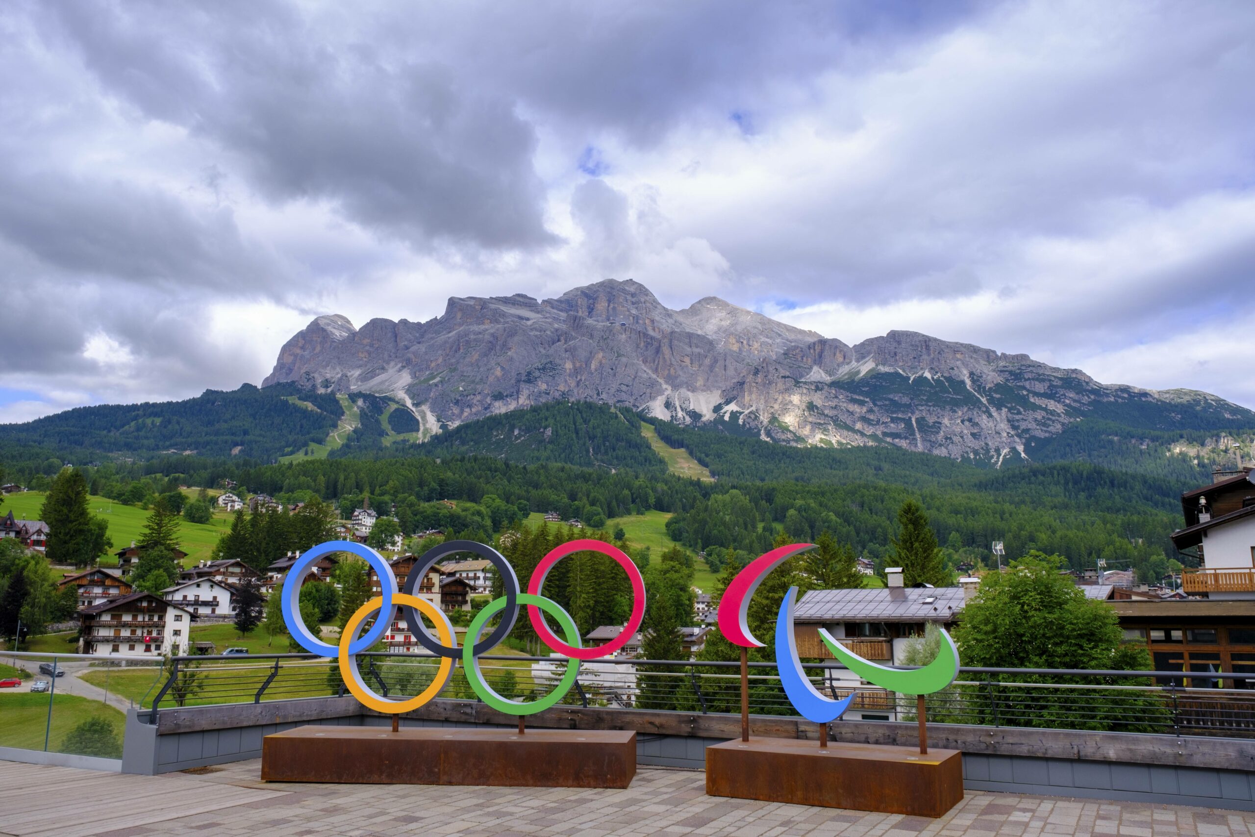 Olympische Ringe vor einer Berglandschaft