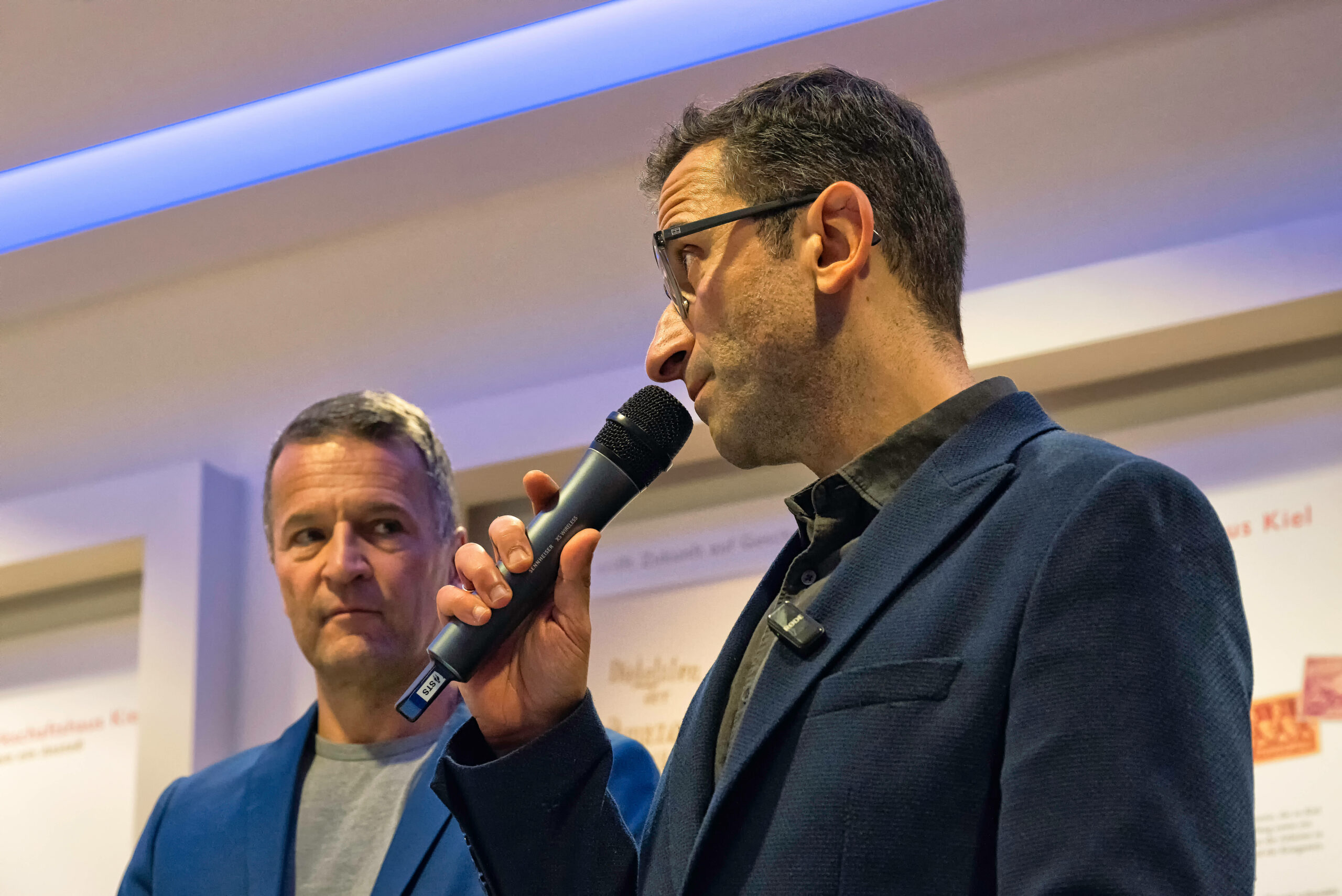 Die Kandidaten zur Stichwahl um das Amt des Oberbürgermeisters Kiel: Gerrit Derkowski, parteilos, für CDU und FDP (links) und Dr. Samet Yilmaz von den Grünen (rechts).