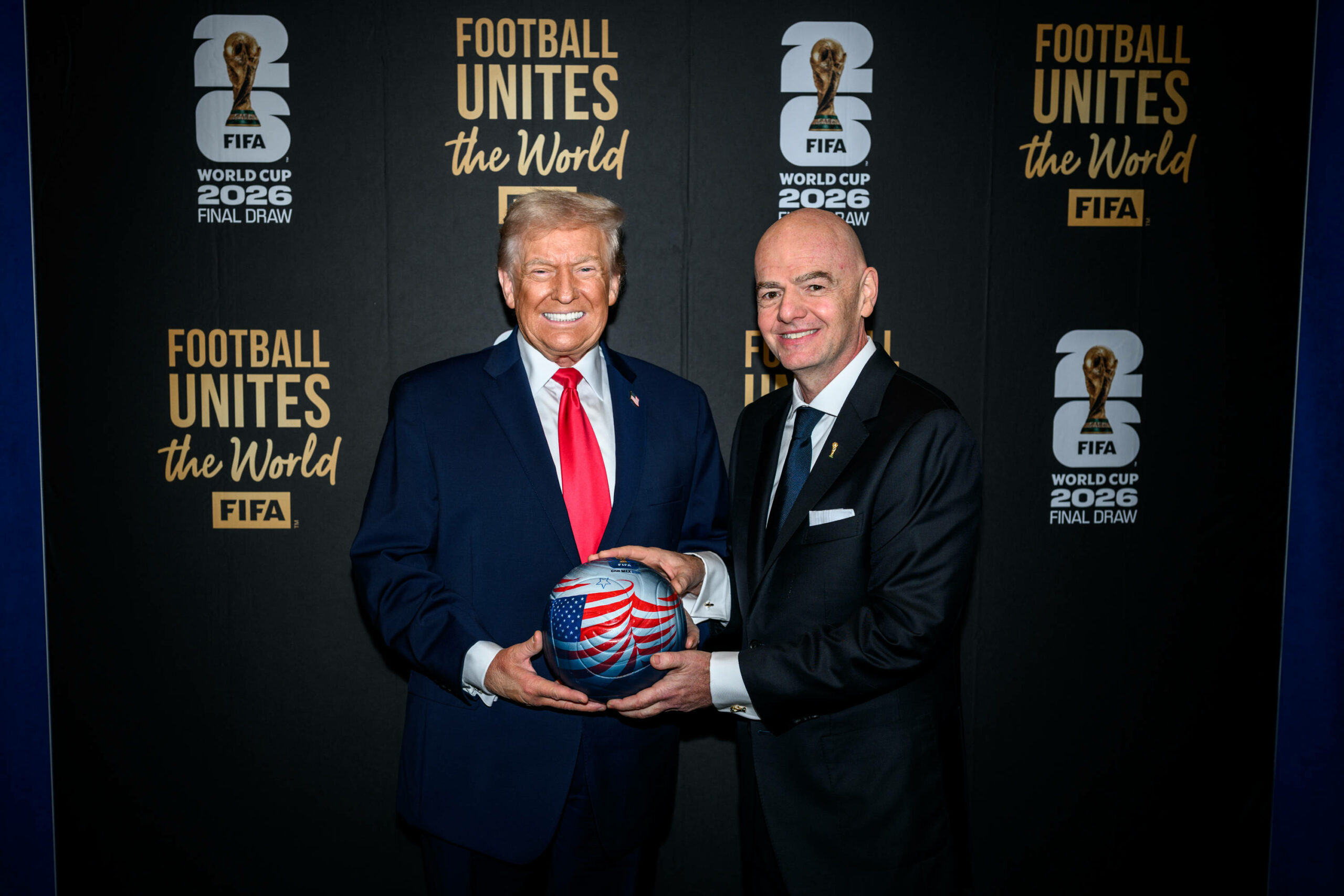 Donald Trump und Gianni Infantino schauen glücklich