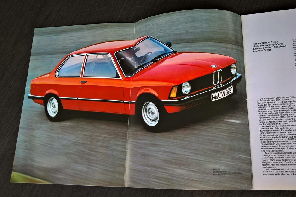 Prospekt mit einem Foto von einem roten BMW