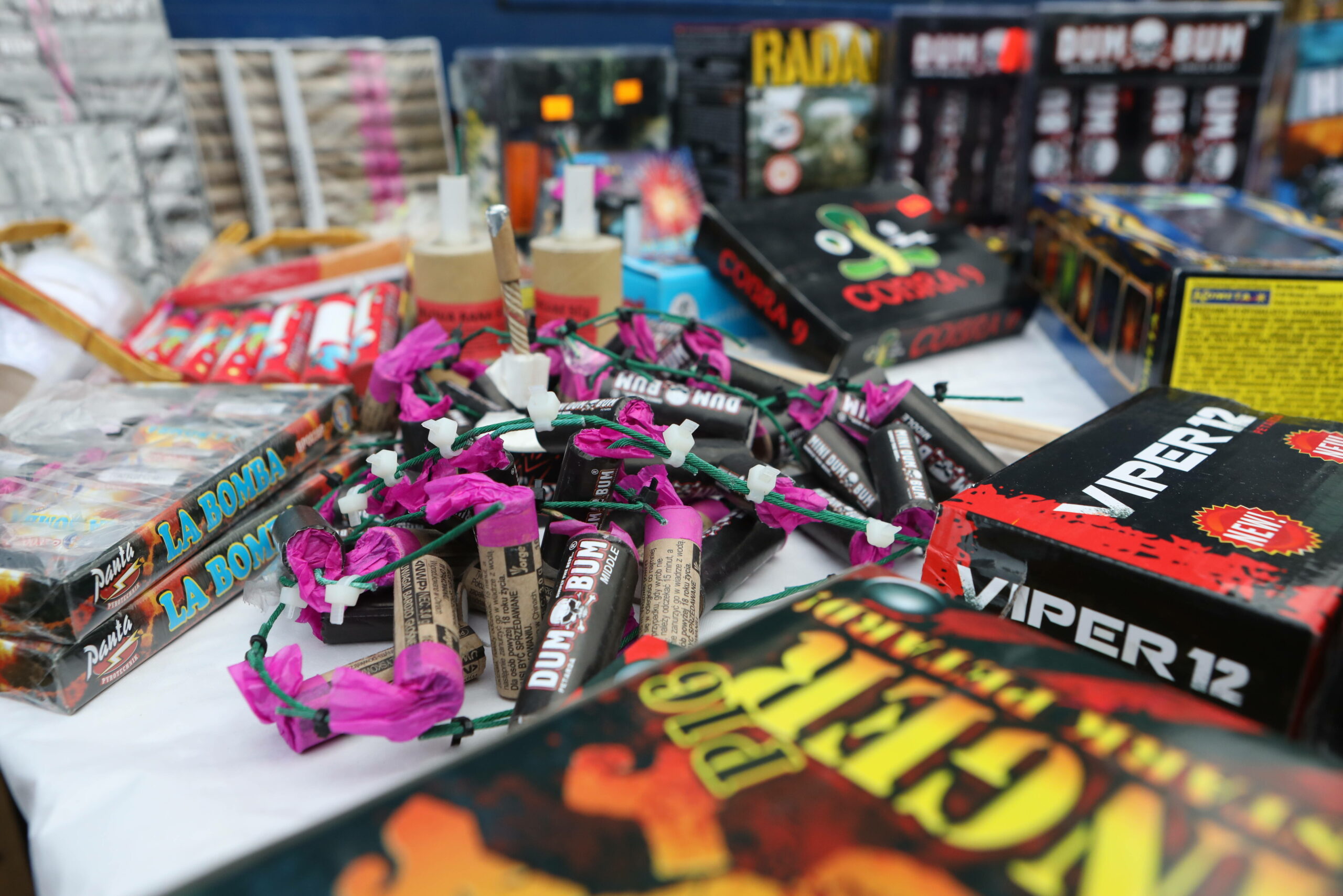 Sehen harmlos aus, sind aber äußerst gefährlich: illegale Böller.