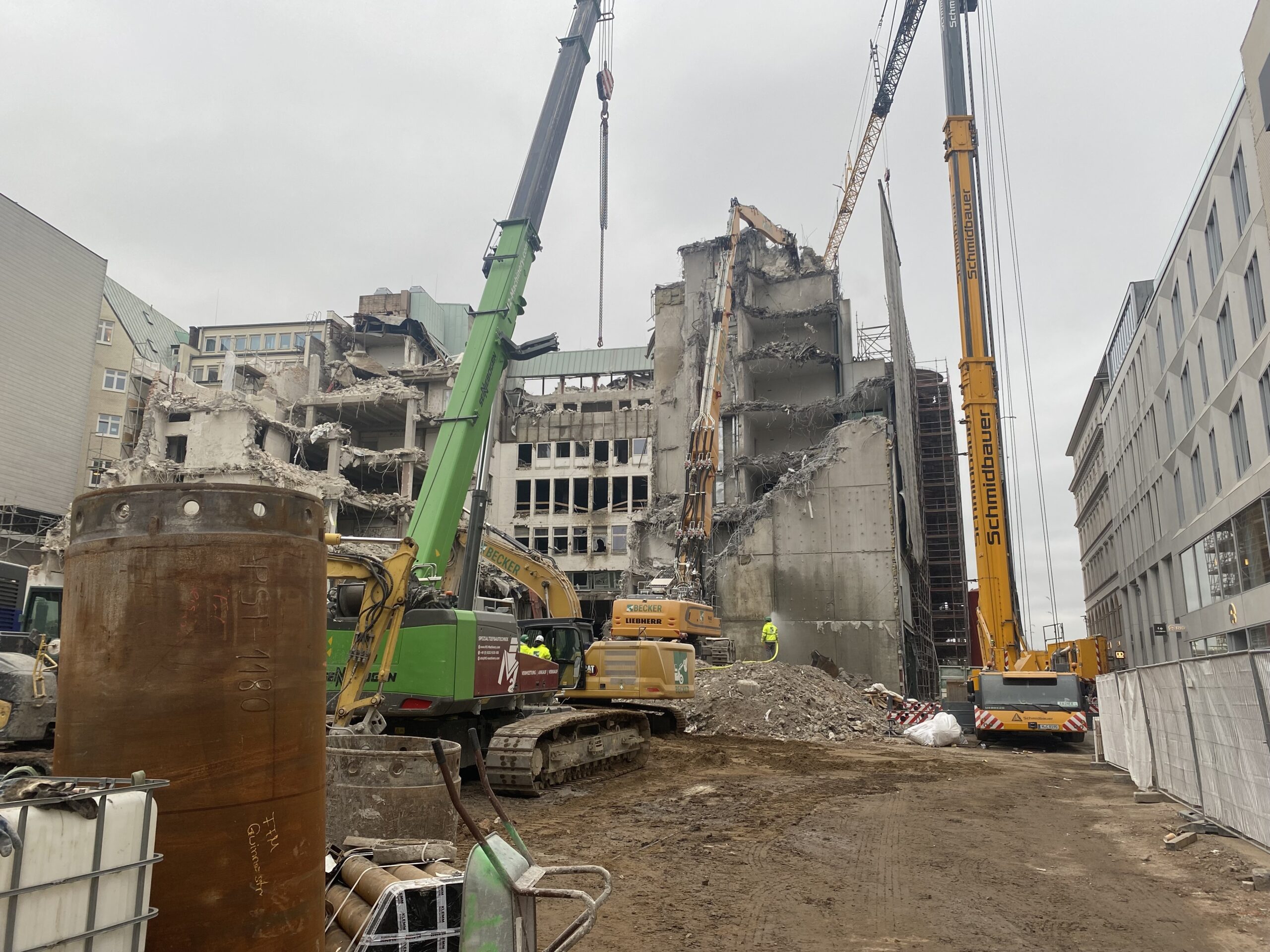 Der Abriss an der Ecke Große Bleichen/Poststraße ist in vollem Gange.