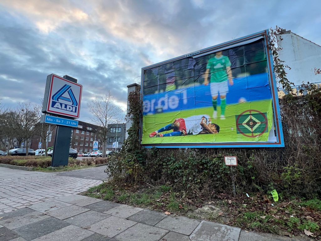Das von Werder-Fans aufgehängte Plakat in Barmbek-Süd.