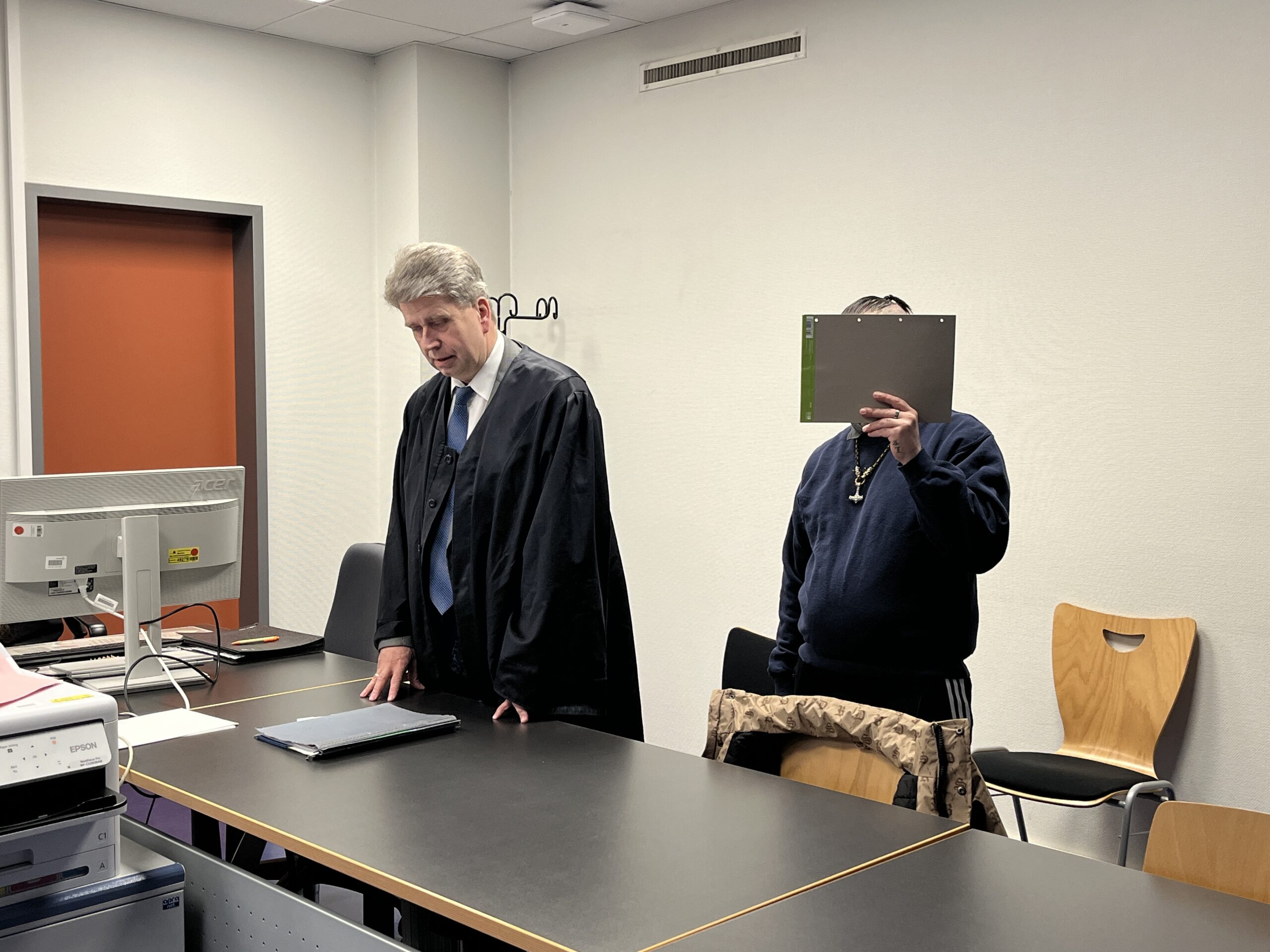 Der Angeklagte mit seinem Verteidiger