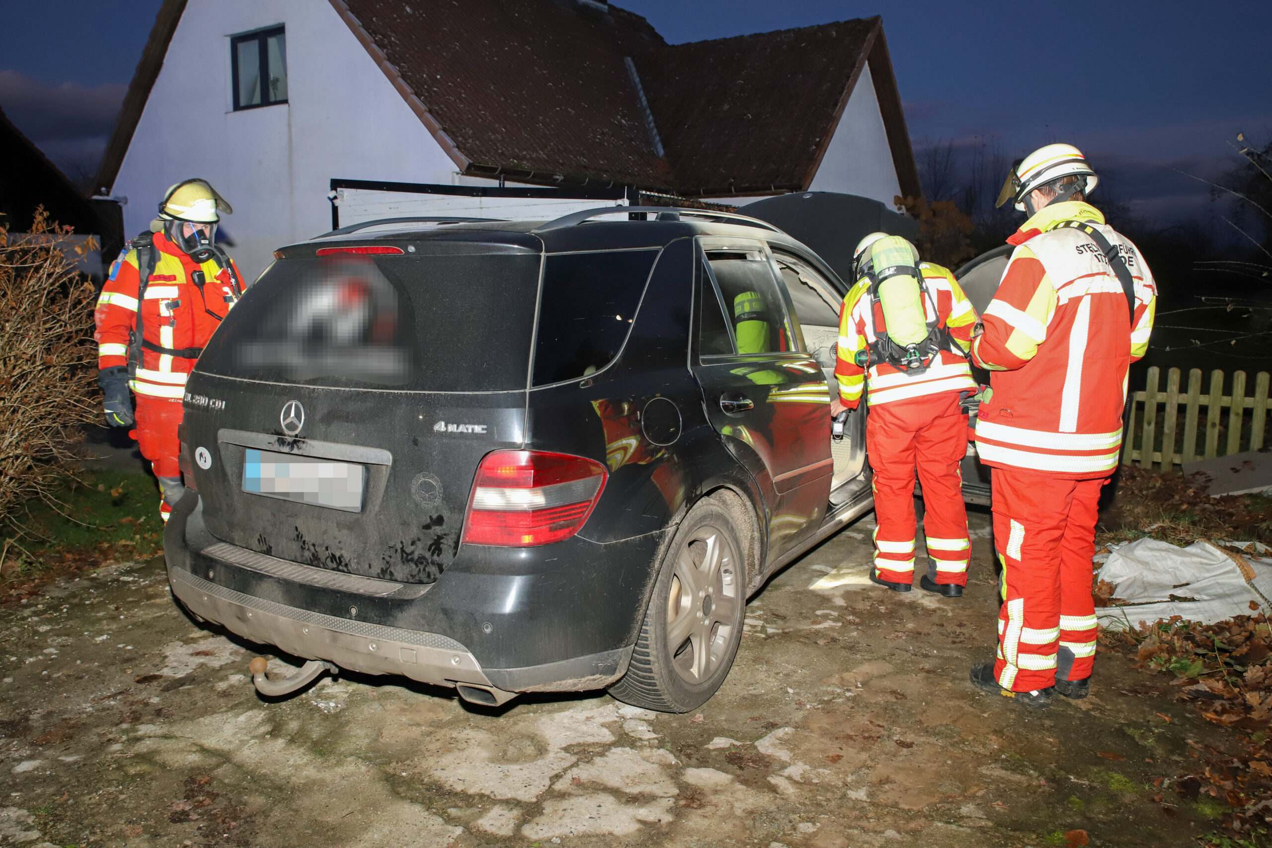 Der Mercedes-Fahrer wollte aus seiner eigenen Garage ausparken – das ging mächtig schief.